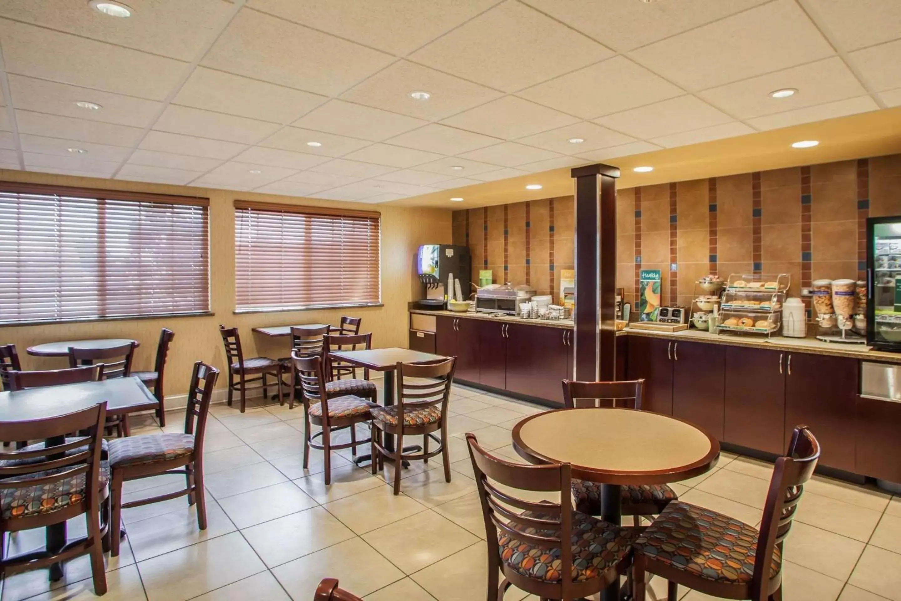 Restaurant/Places to Eat in Quality Inn and Suites St Charles -West Chicago