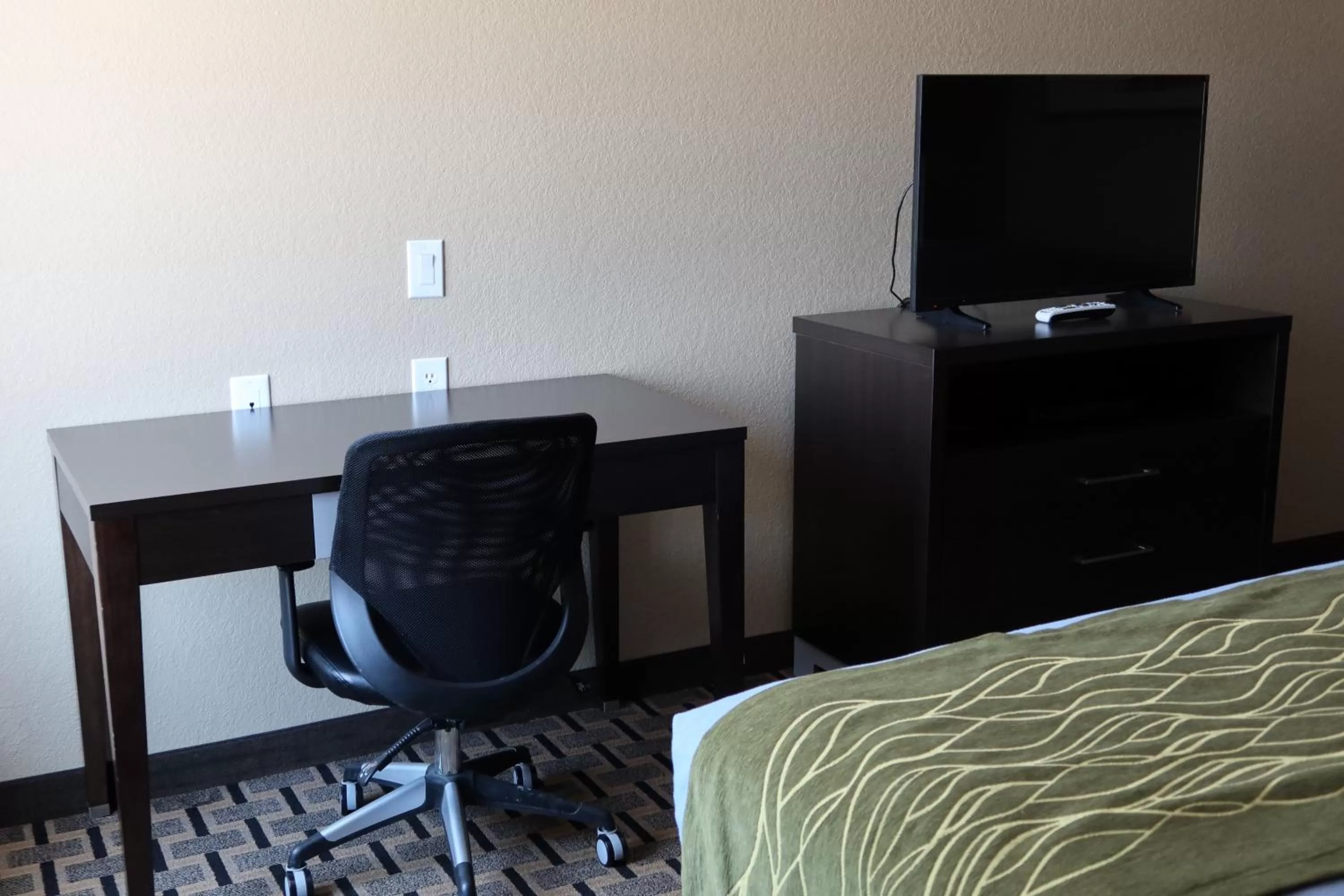 TV and multimedia in West Worth Inn & Suites White Settlement