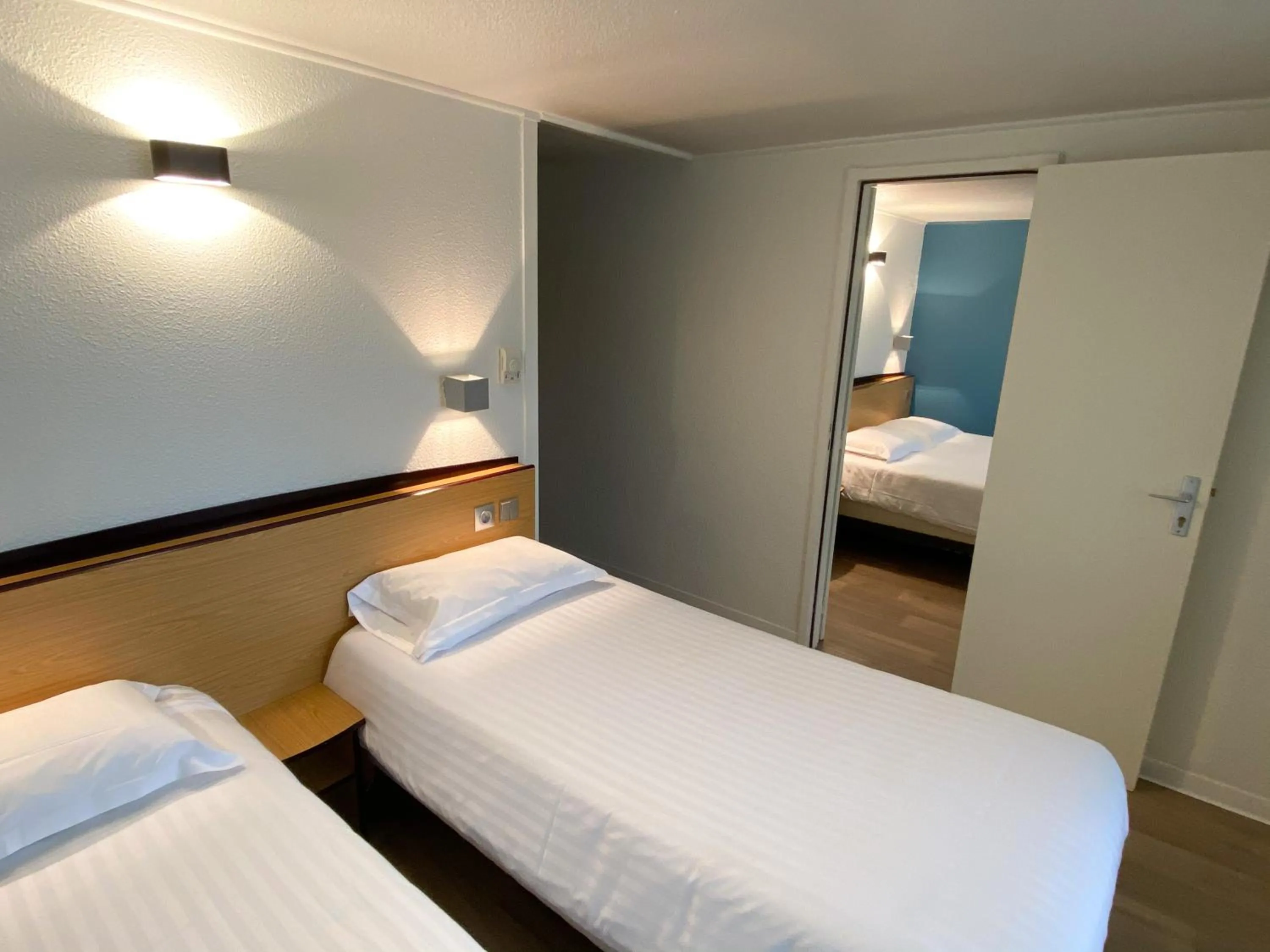 Bed in Kyriad Direct Roanne Hôtel