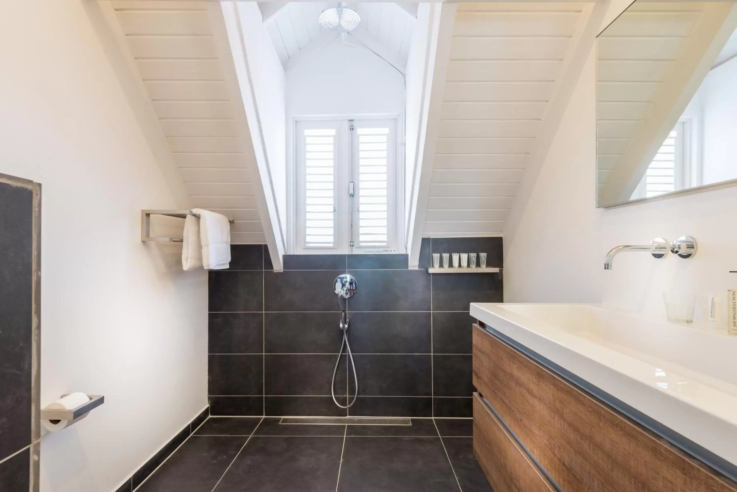 Shower, Bathroom in Scuba Lodge & Suites