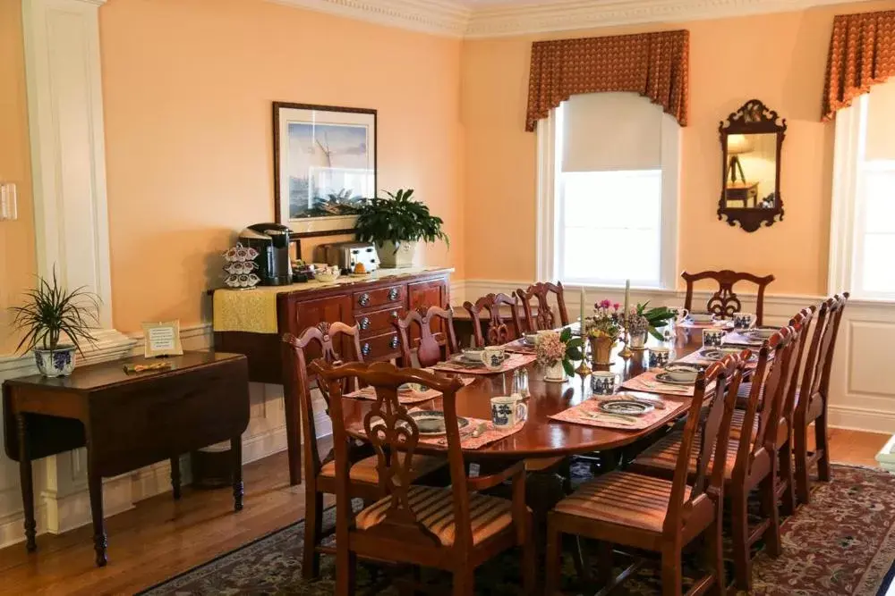 Coffee/tea facilities, Restaurant/Places to Eat in Compass Rose Inn
