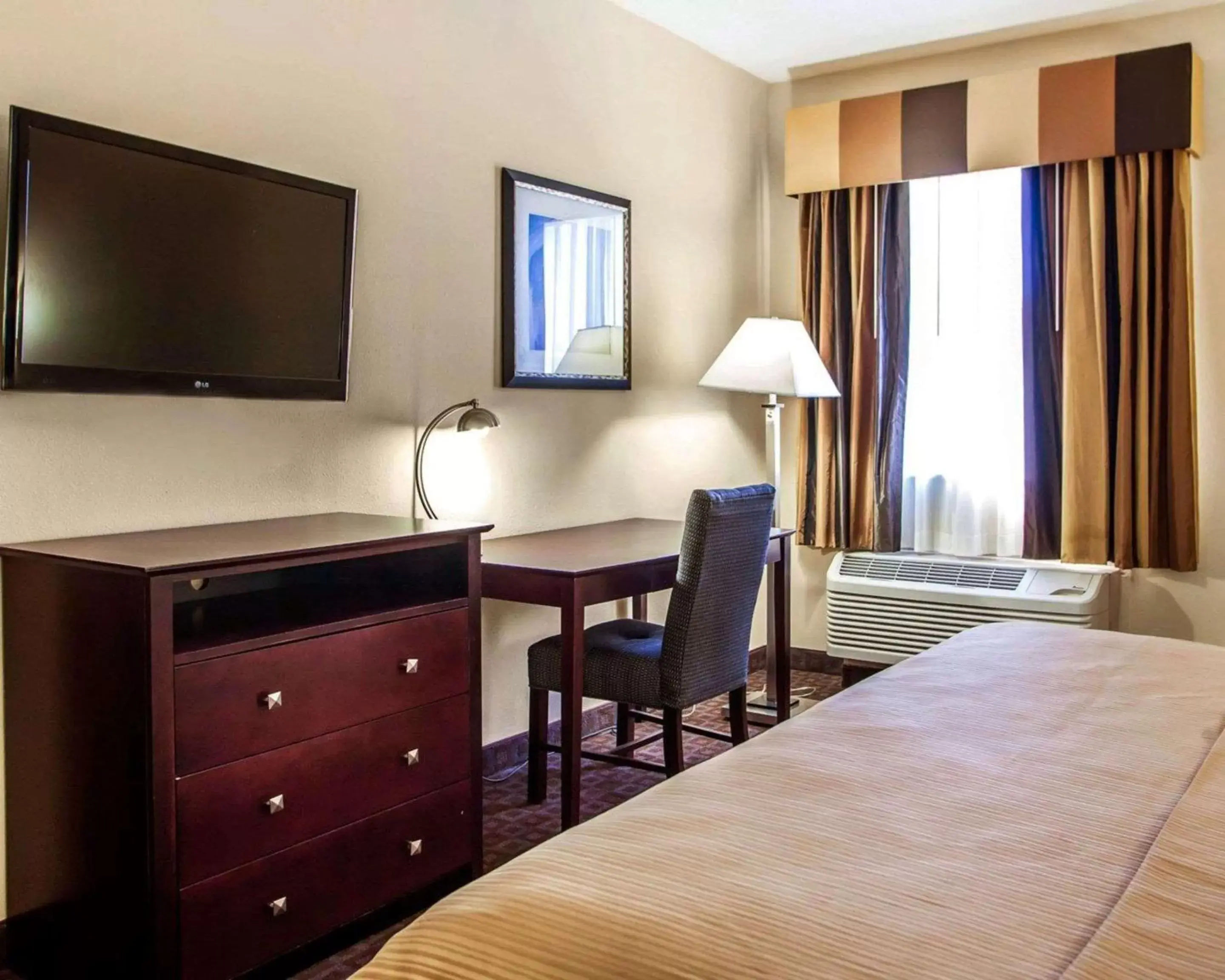 Bedroom, TV/Entertainment Center in Quality Inn & Suites Peoria