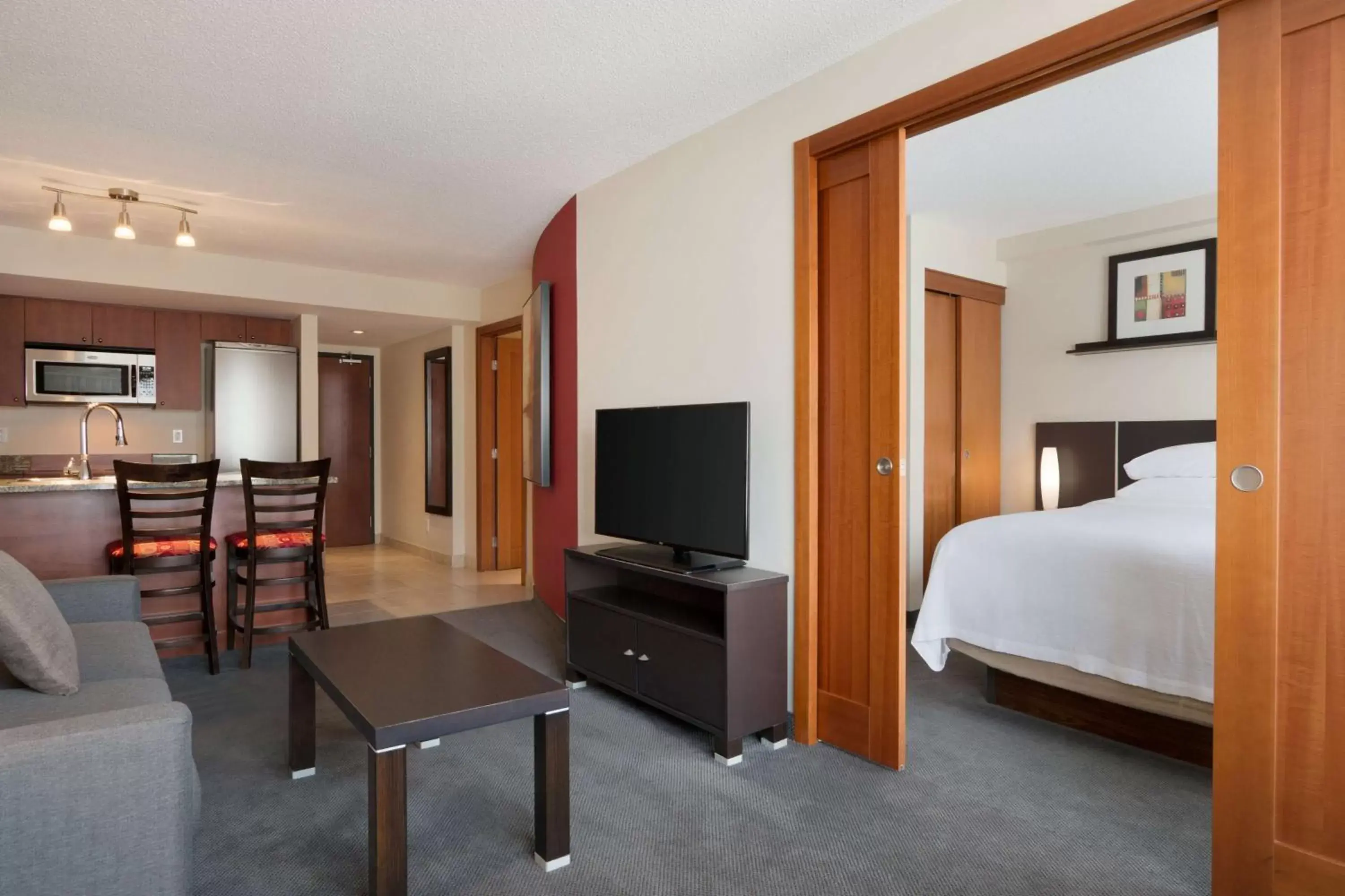 Bedroom, TV/Entertainment Center in Embassy Suites by Hilton - Montreal