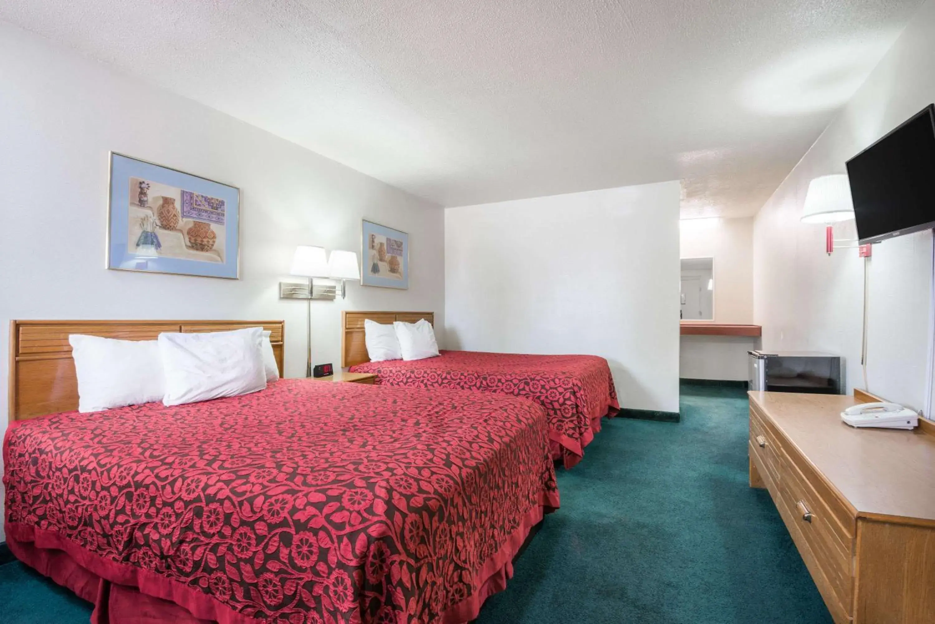 Photo of the whole room, Bed in Days Inn by Wyndham Gallup