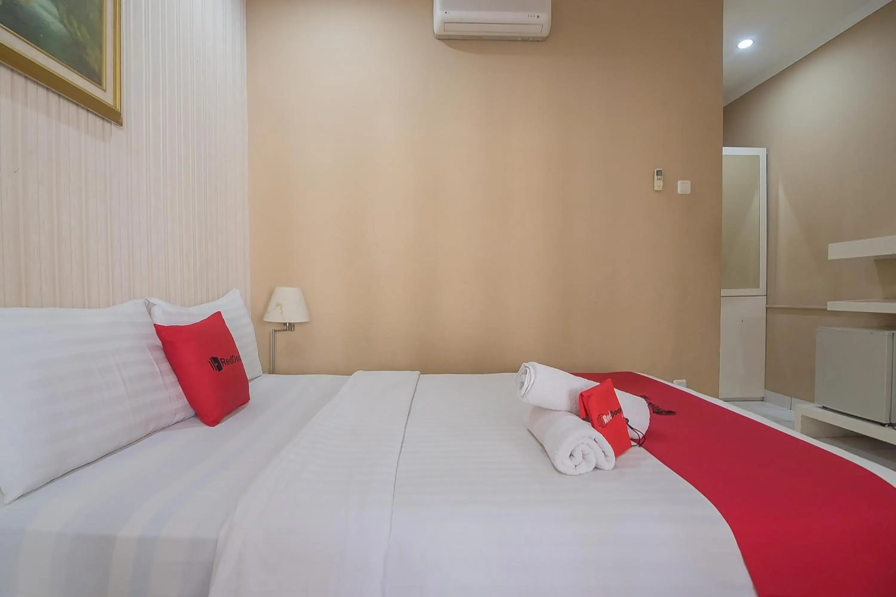 Bedroom, Bed in RedDoorz near Setrasari Mall 2