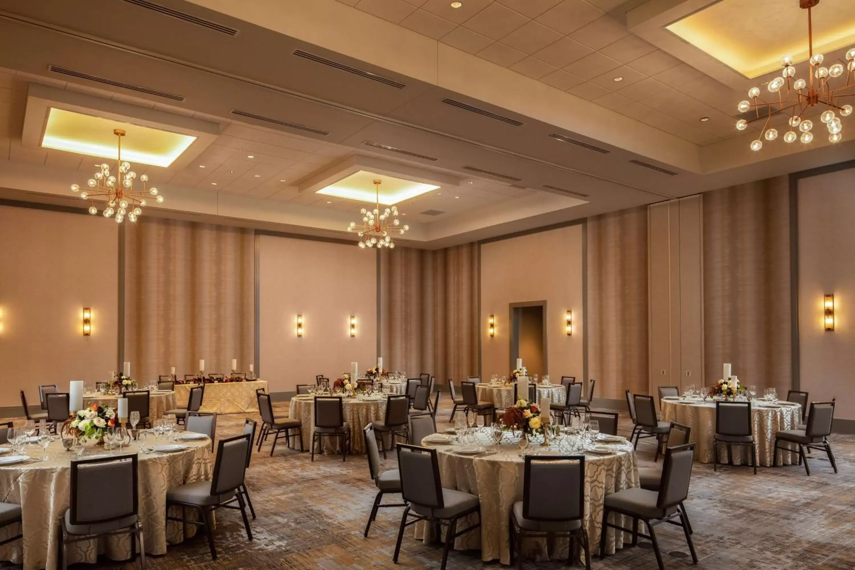Meeting/conference room, Restaurant/Places to Eat in Embassy Suites by Hilton South Bend