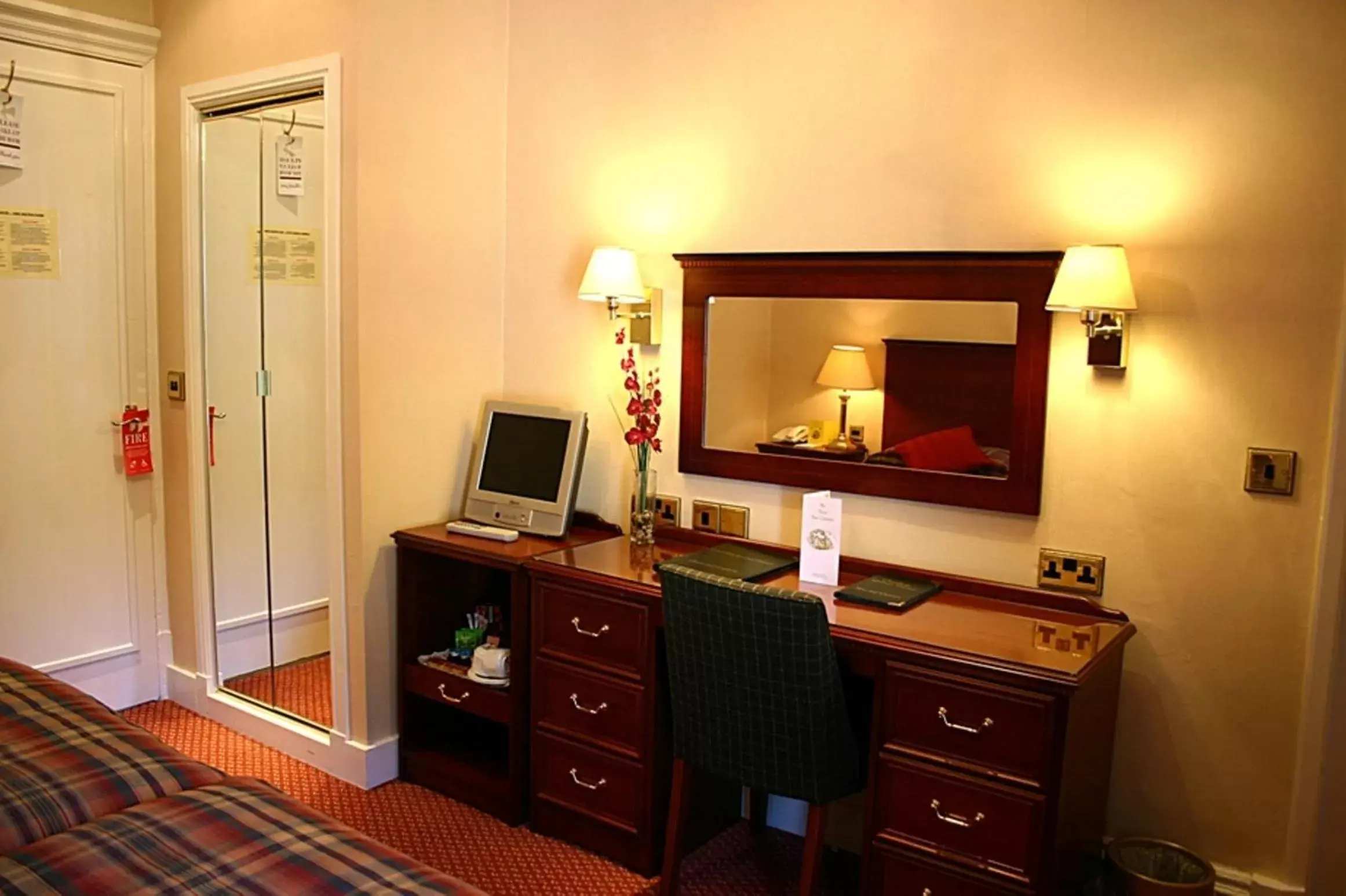 Bed, TV/Entertainment Center in Cumbria Grand Hotel