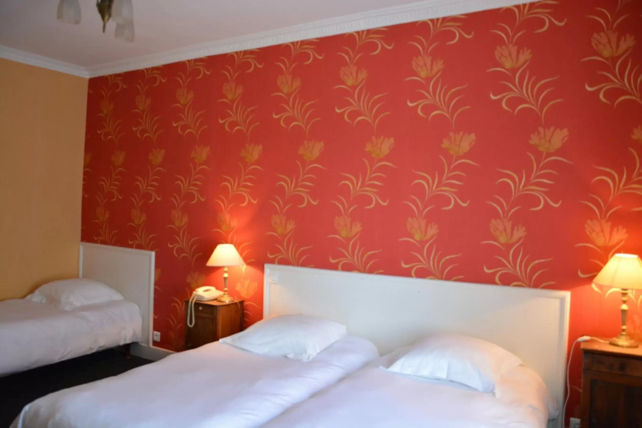 Photo of the whole room, Bed in The Originals Boutique, Hôtel Terminus, Bourg-en-Bresse Gare (Qualys-Hotel)