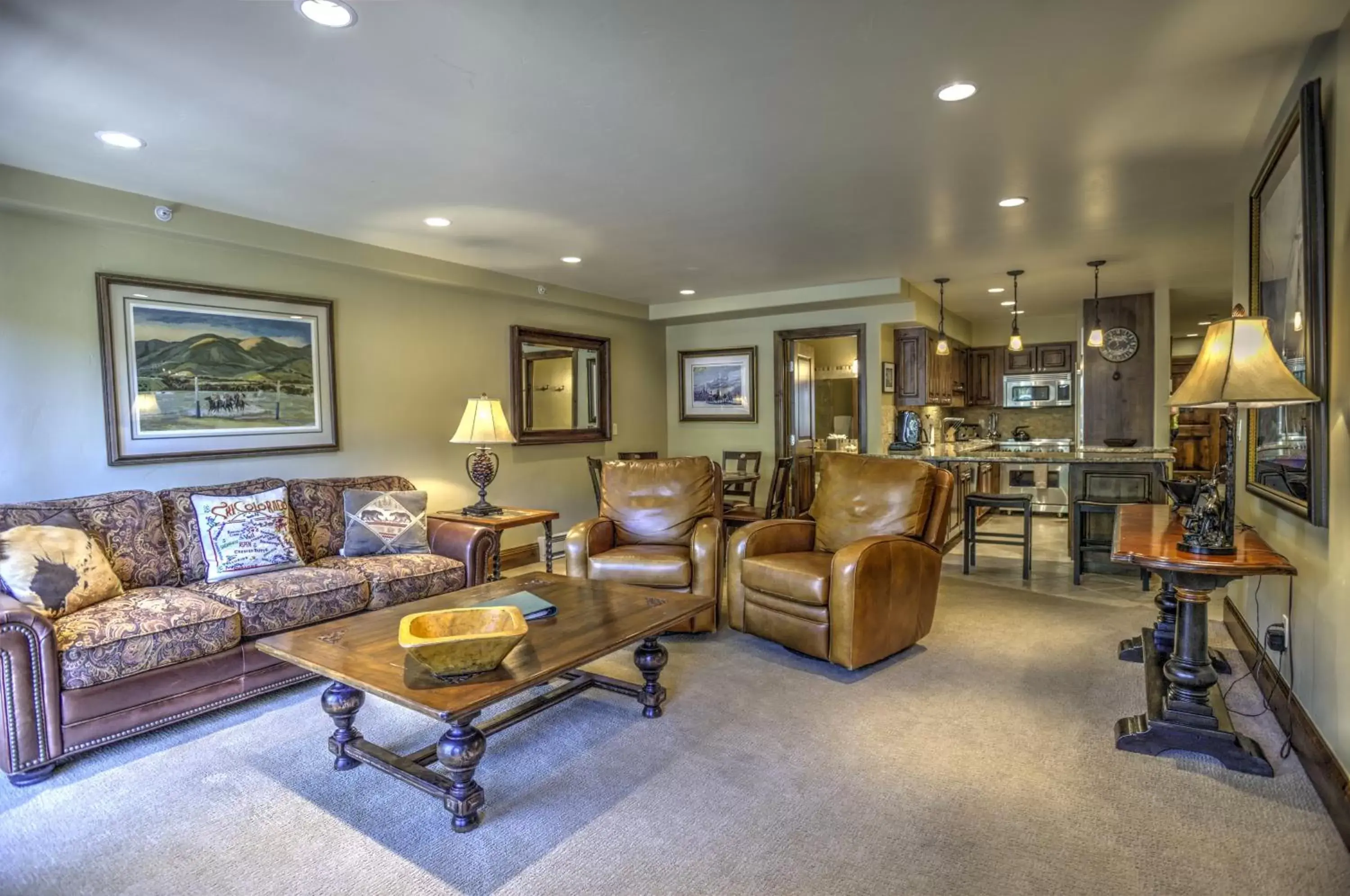 Kitchen or kitchenette, Seating Area in Lion Square Lodge