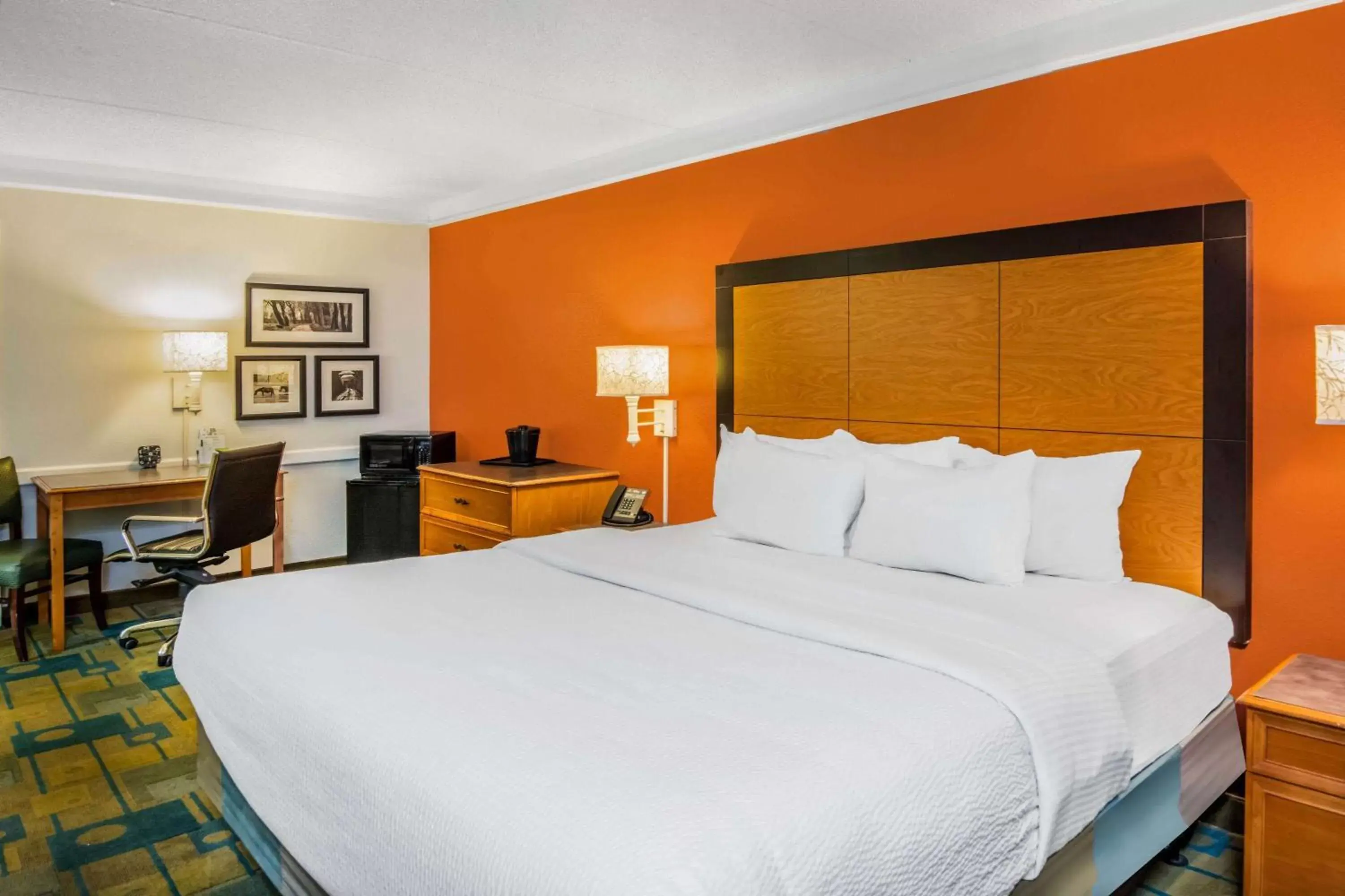 Photo of the whole room, Bed in La Quinta Inn by Wyndham Colorado Springs Garden of the Gods