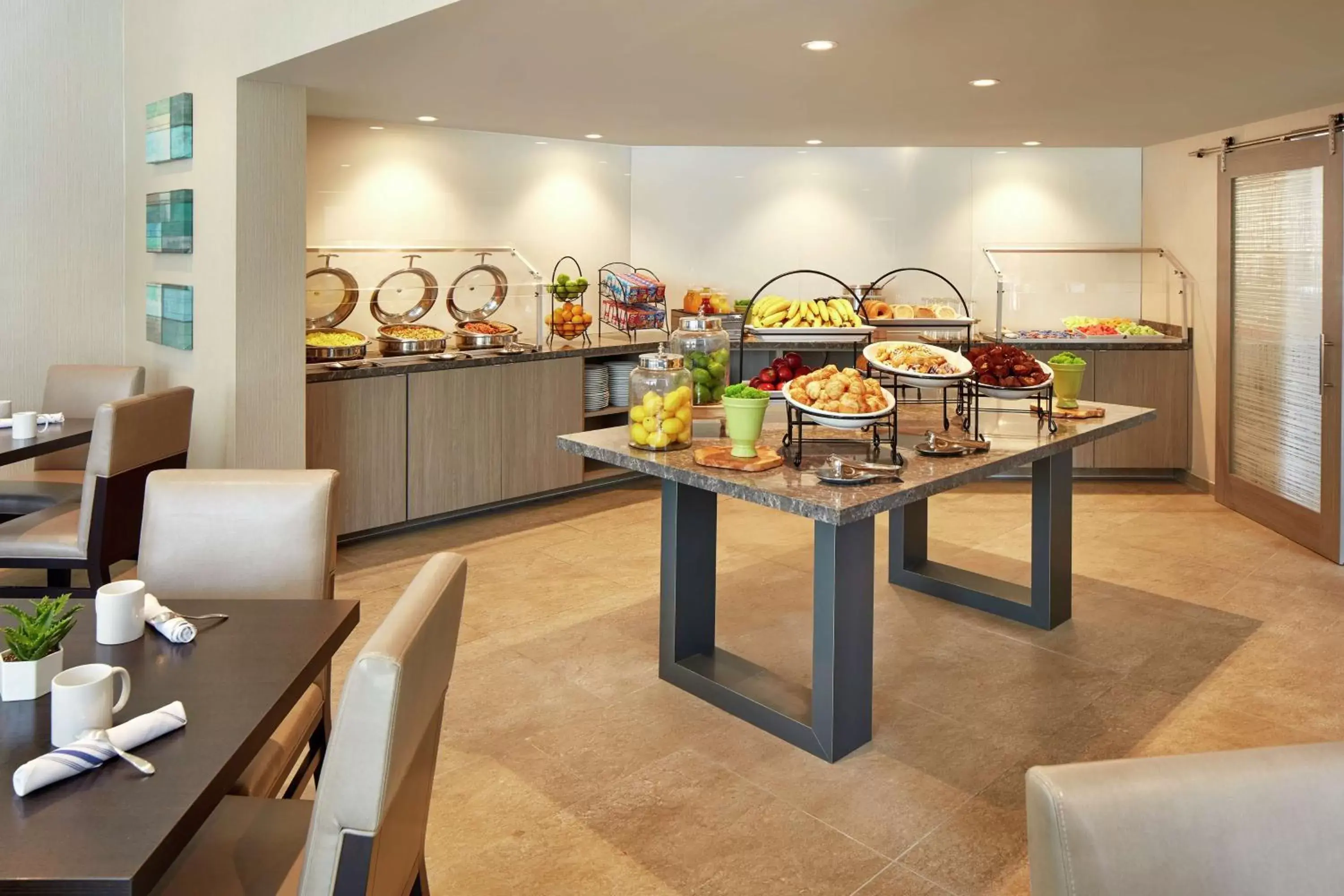 Dining area in Hilton Garden Inn San Diego Mission Valley/Stadium