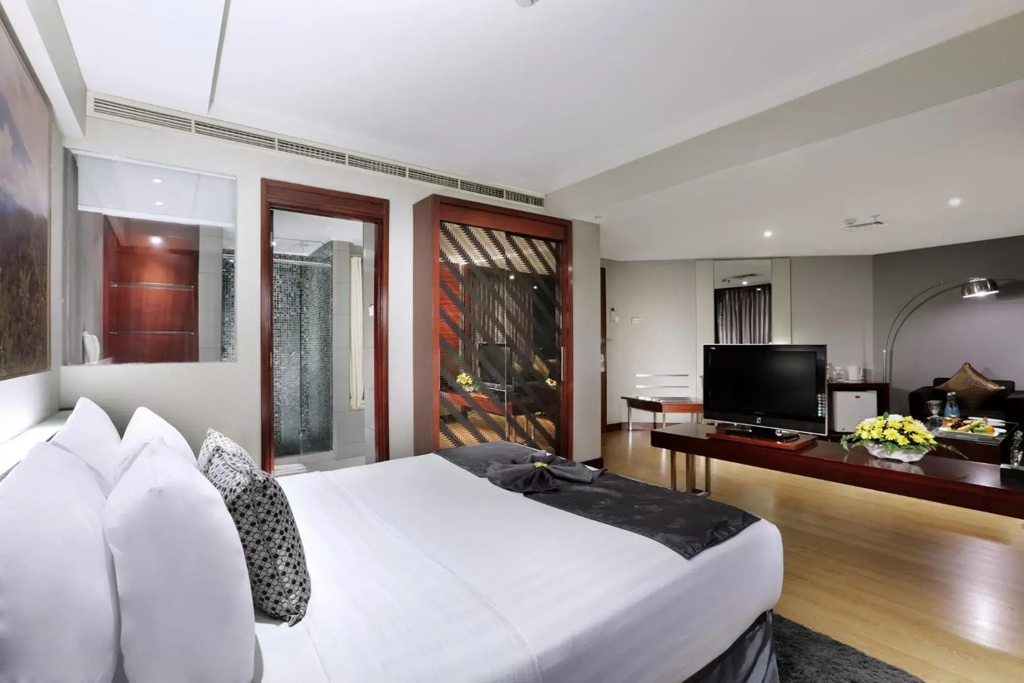 Bedroom, Bed in Grand Candi Hotel