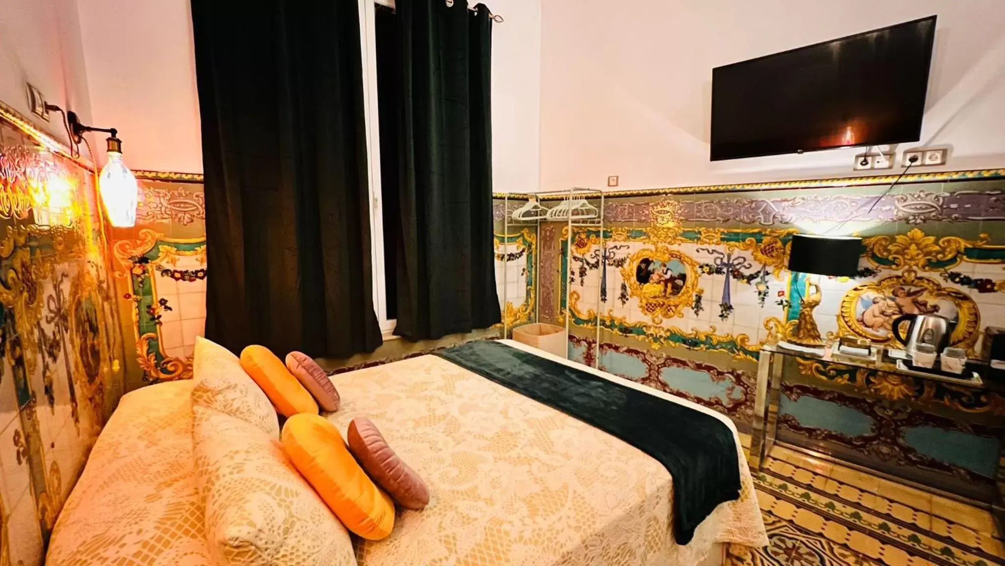 TV and multimedia, Bed in Apartamentos "El Escondite de Triana"