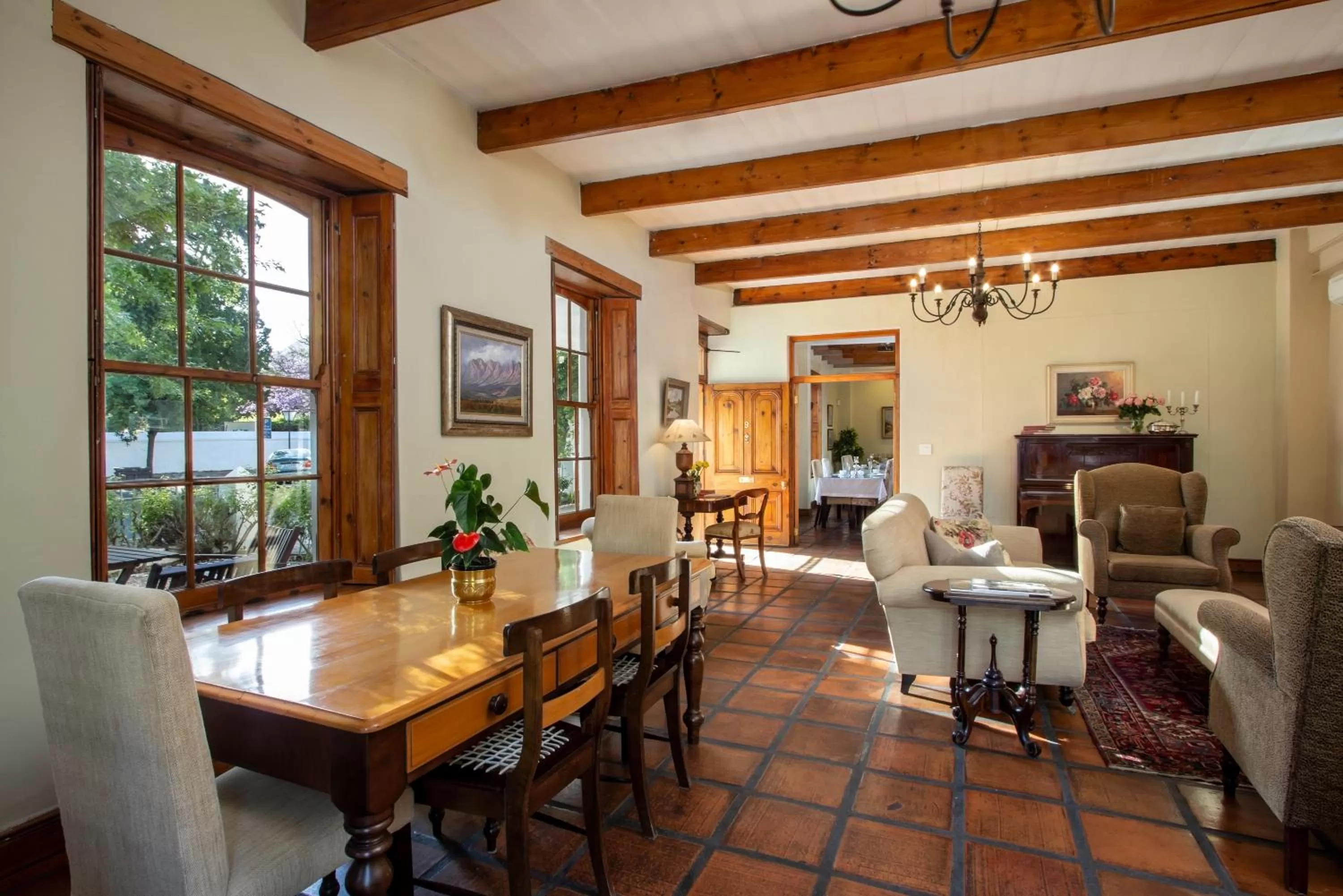 Communal lounge/ TV room in De Hoek Manor