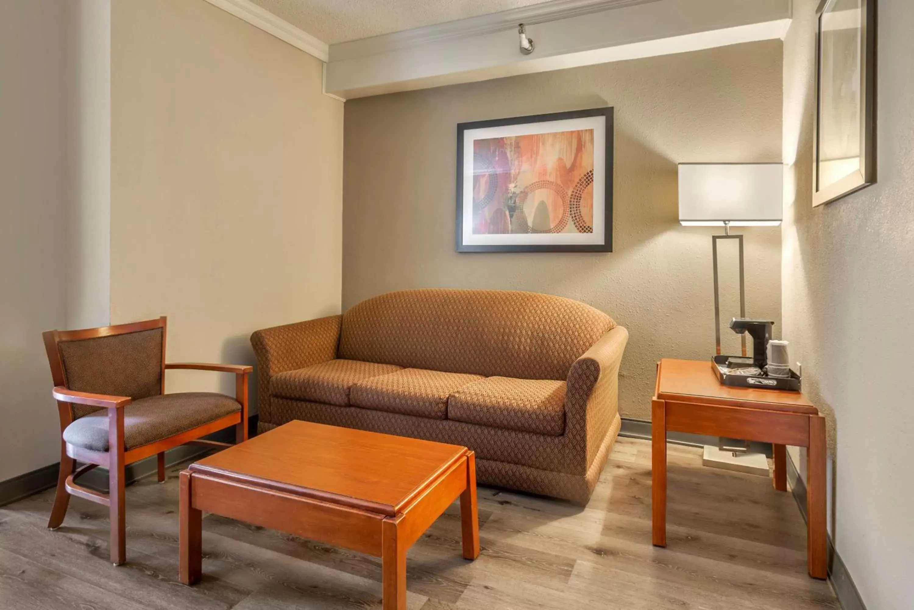 Bedroom, Seating Area in Best Western Fort Washington Inn