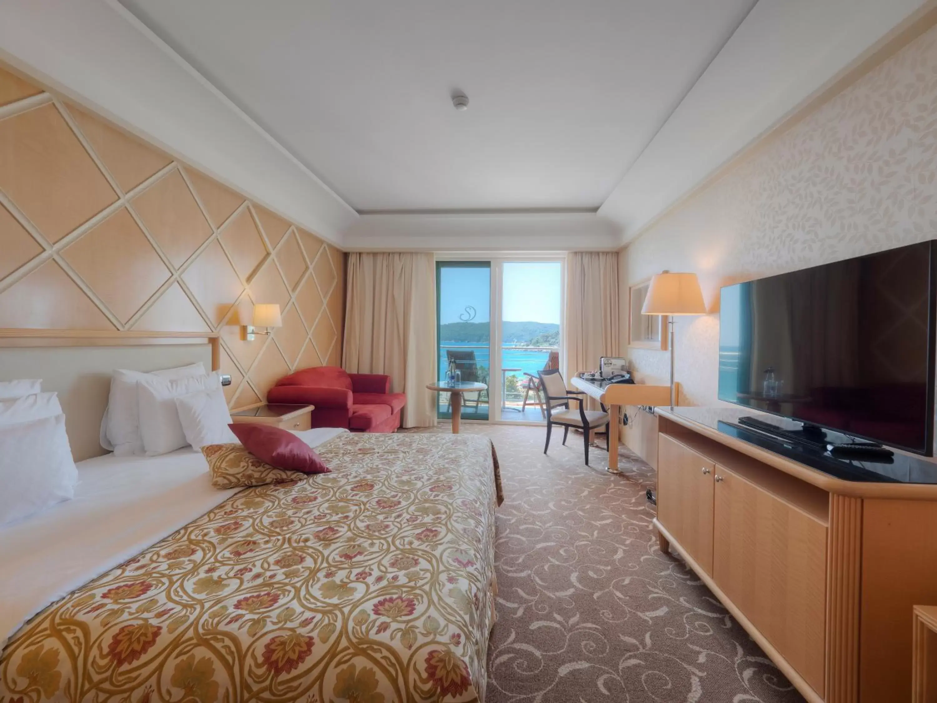 Bedroom, TV/Entertainment Center in Splendid Conference & Spa Resort