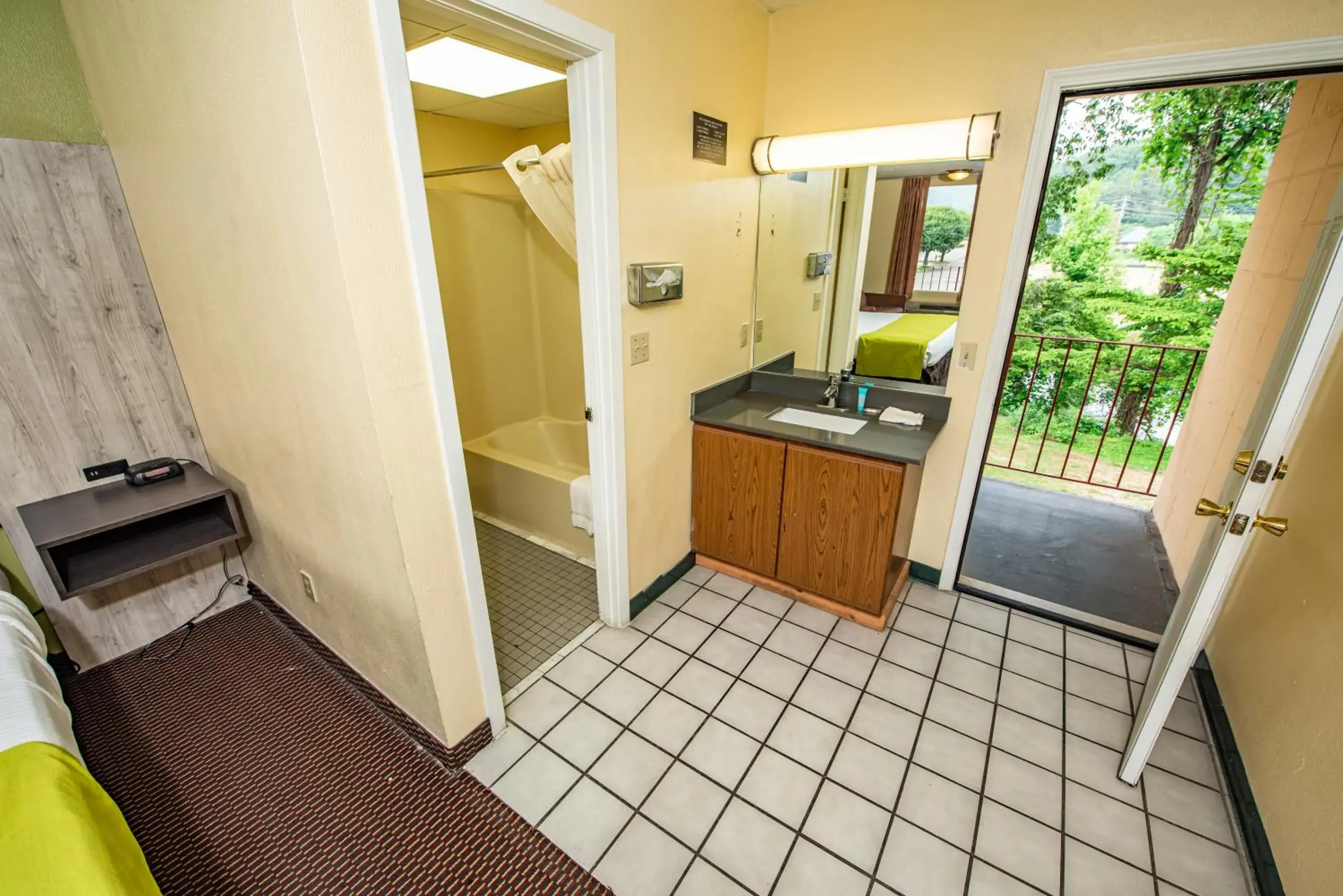 Bathroom, Kitchen/Kitchenette in River Place Inn