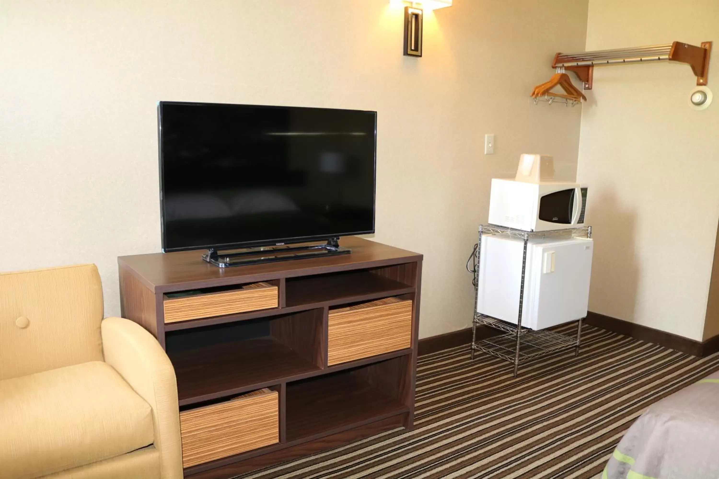 TV and multimedia, TV/Entertainment Center in Super 8 by Wyndham Plattsburgh
