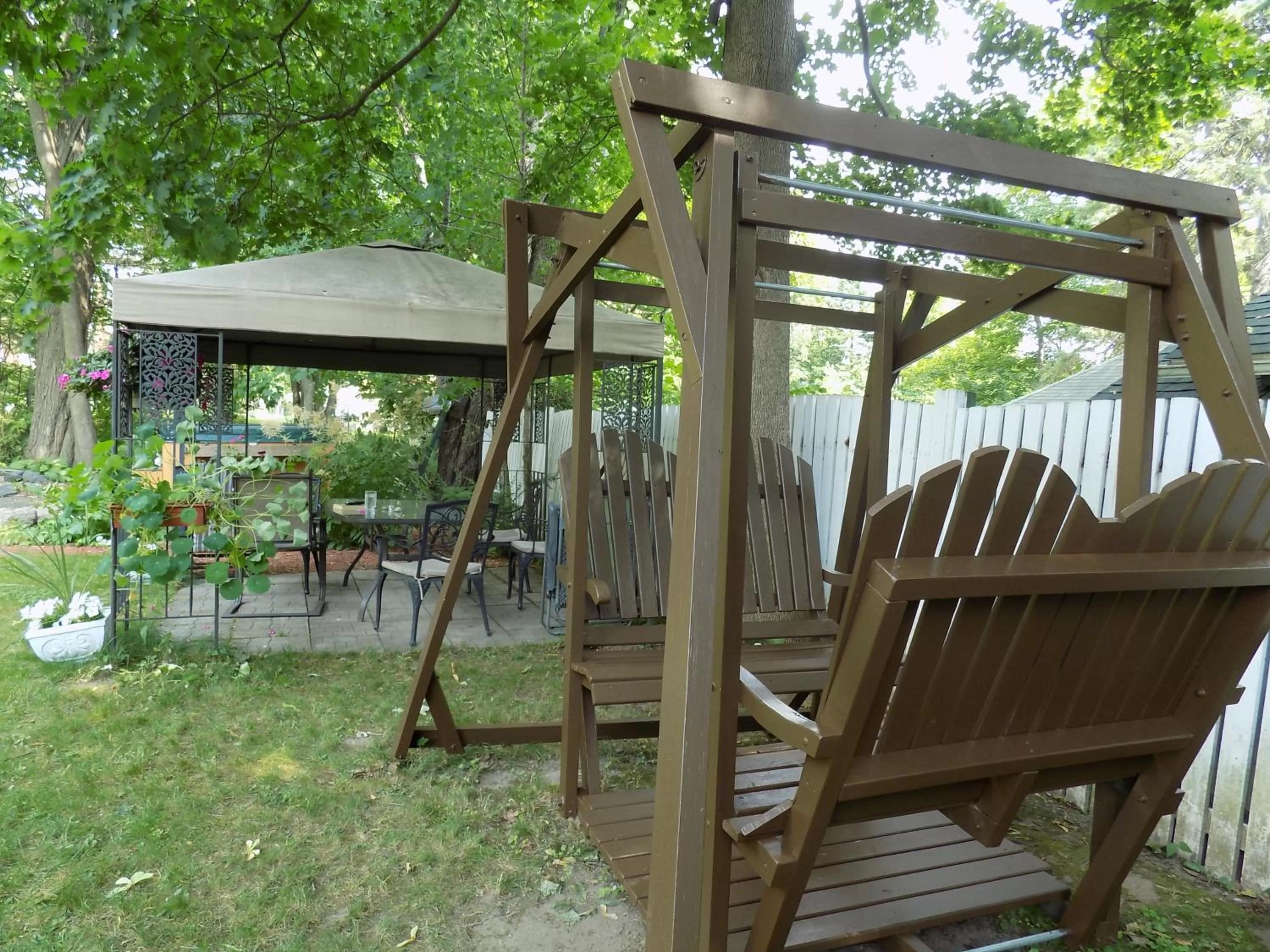 Garden in À L'Ancestrale B&B