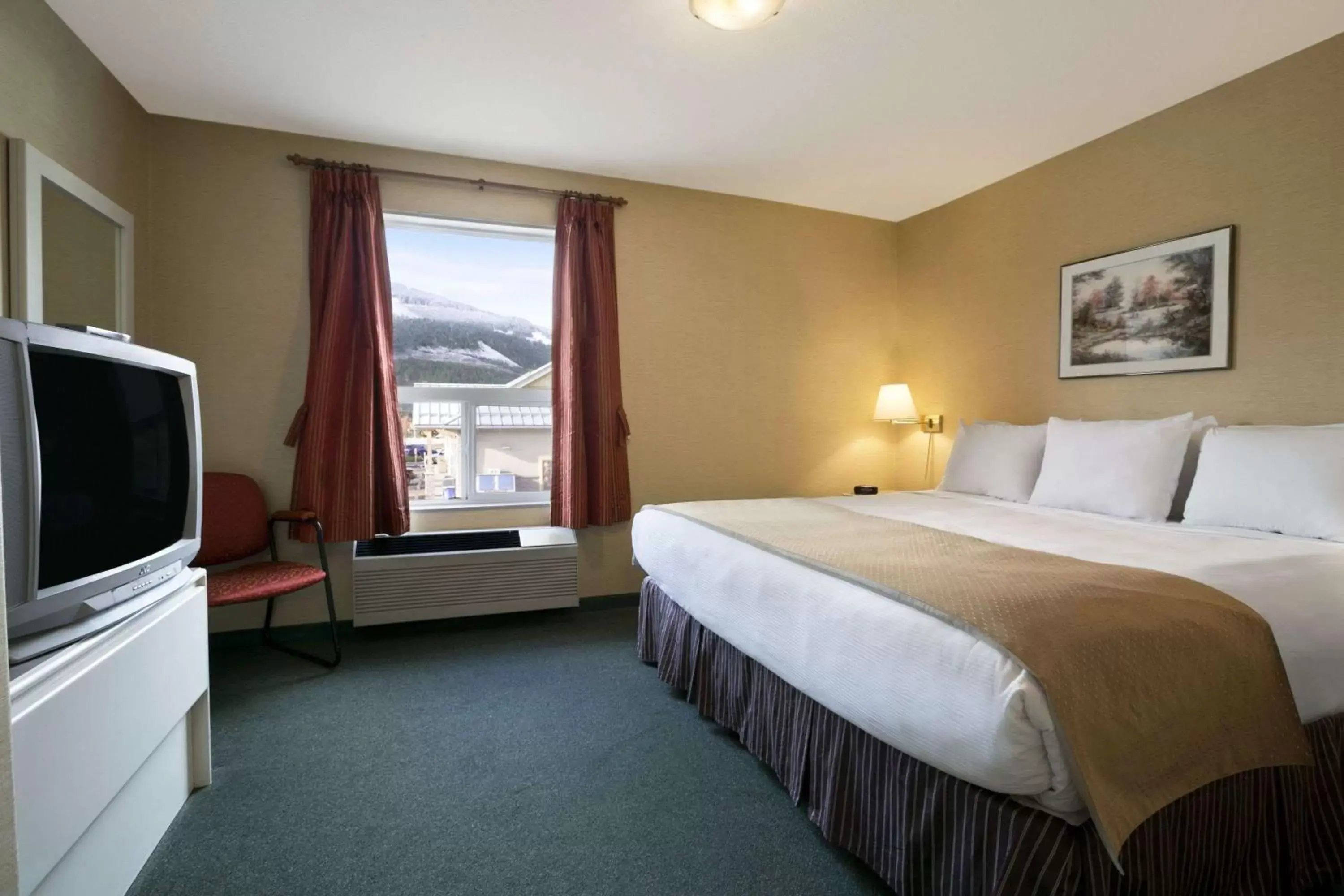 Photo of the whole room, Bed in Super 8 by Wyndham Revelstoke BC