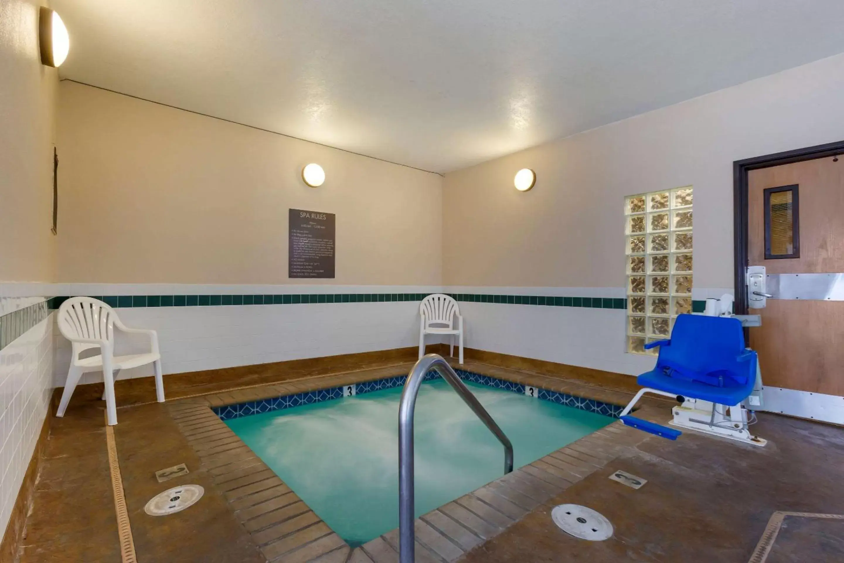 Activities, Swimming Pool in Comfort Inn South-Medford