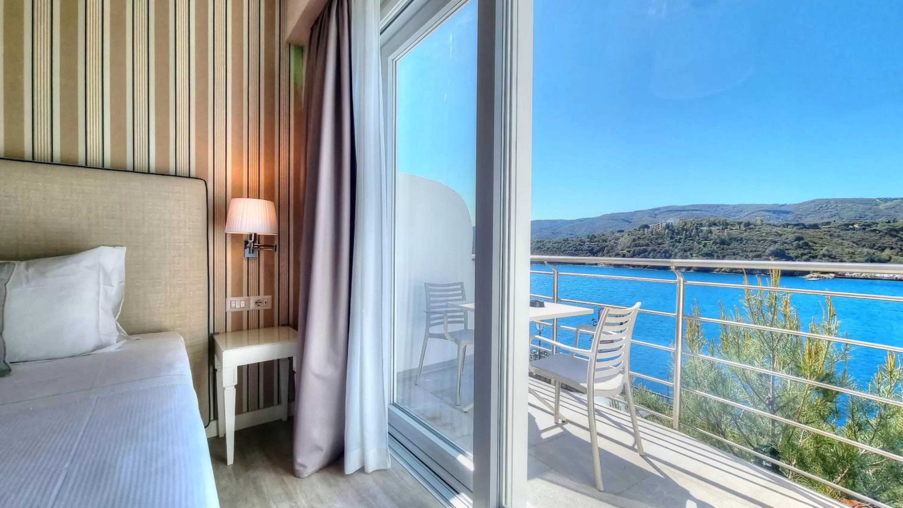 Balcony/Terrace, Bed in Hotel Plaza