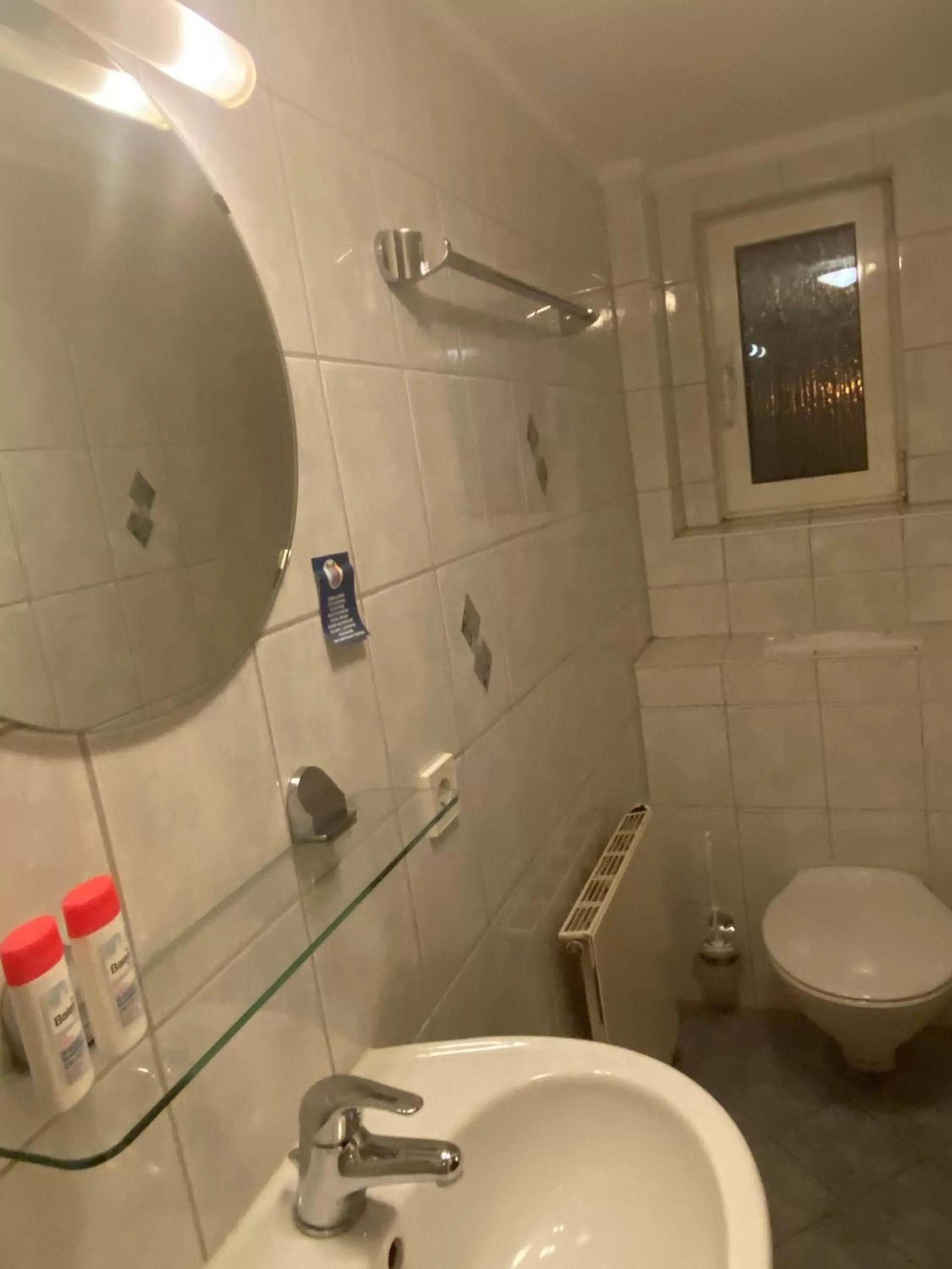 Double Room with Private Bathroom in Hotel 7 Winden