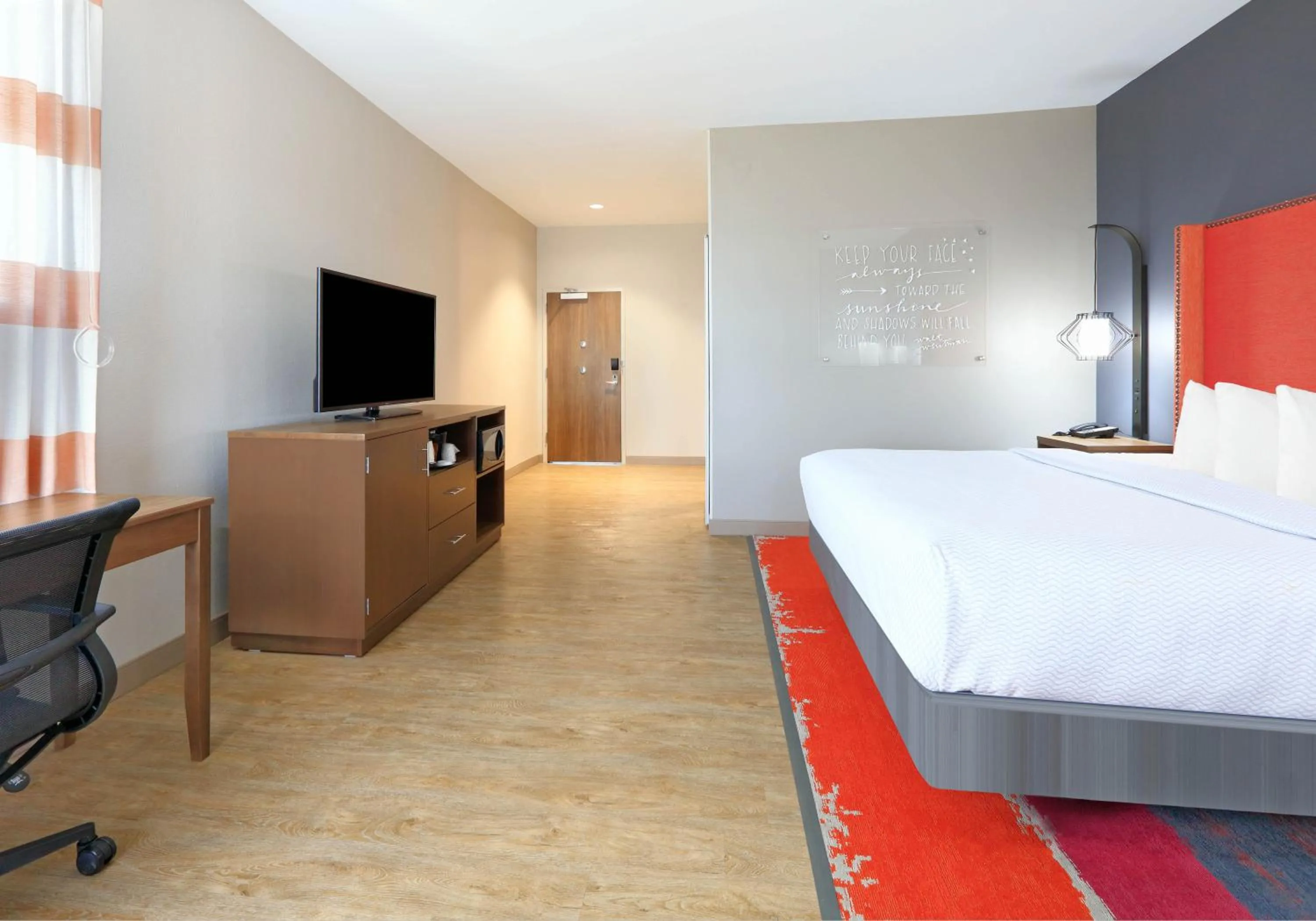 Bed in La Quinta Inn & Suites by Wyndham Lakeway