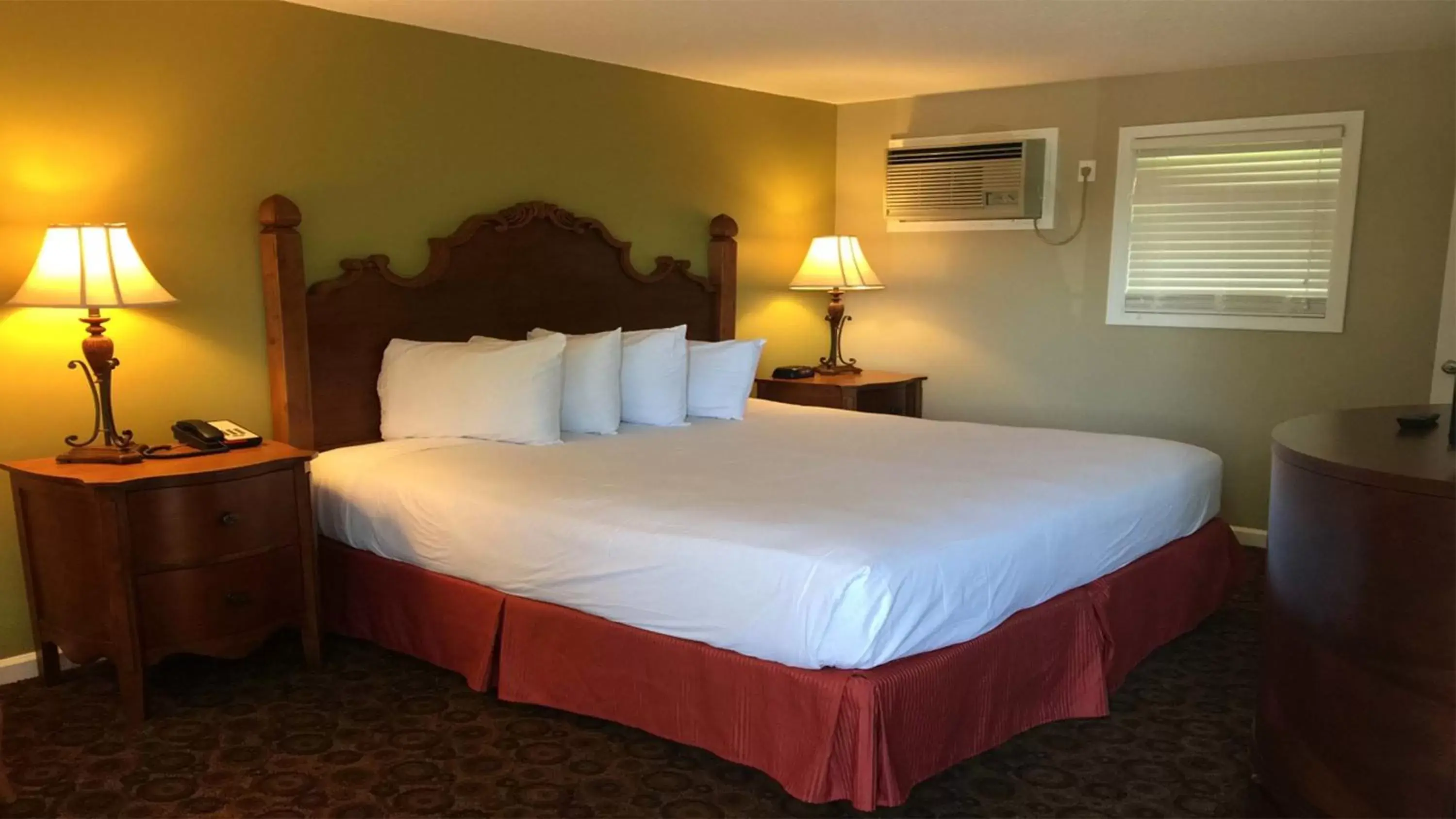 Bed in Kentucky Lake Inn