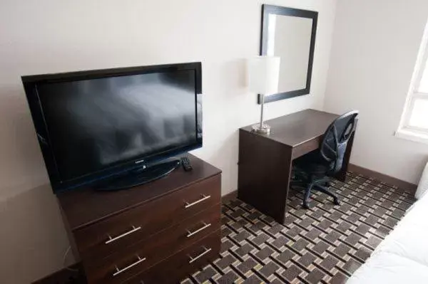 Seating area, TV/Entertainment Center in Western Star Inn and Suites Carlyle