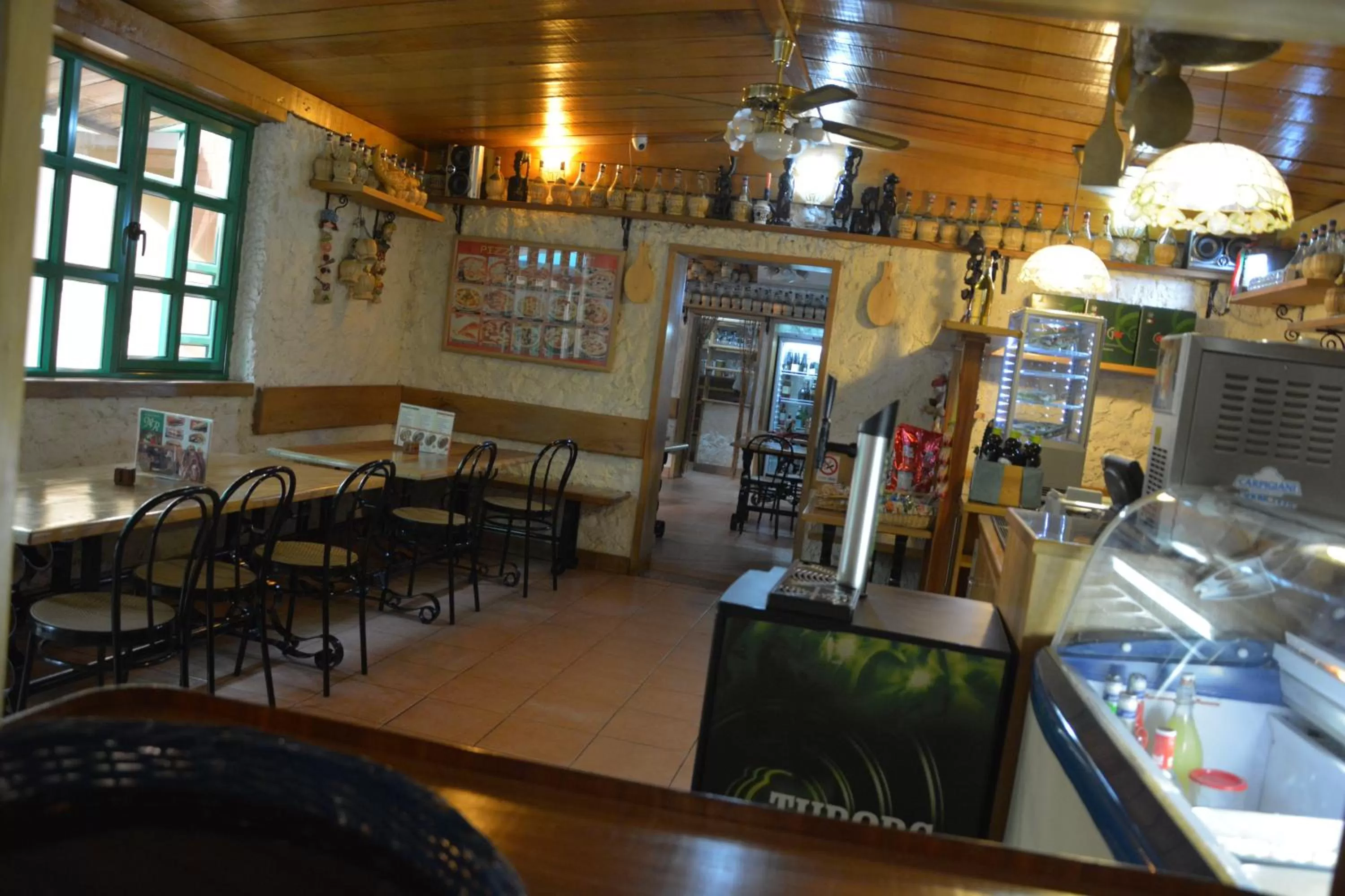 Restaurant/places to eat in Manuela Residence