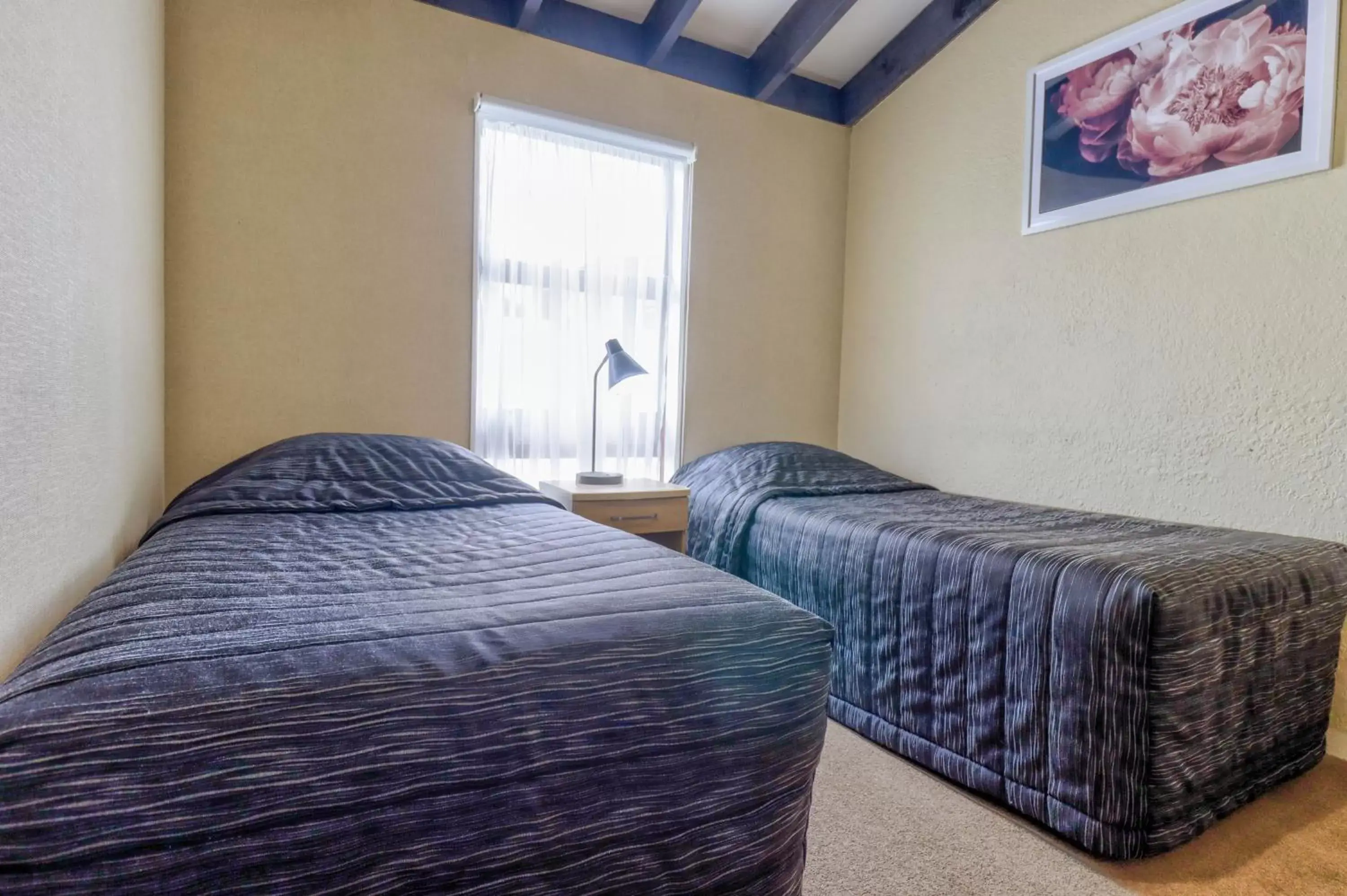Bedroom, Bed in Aztec Motel