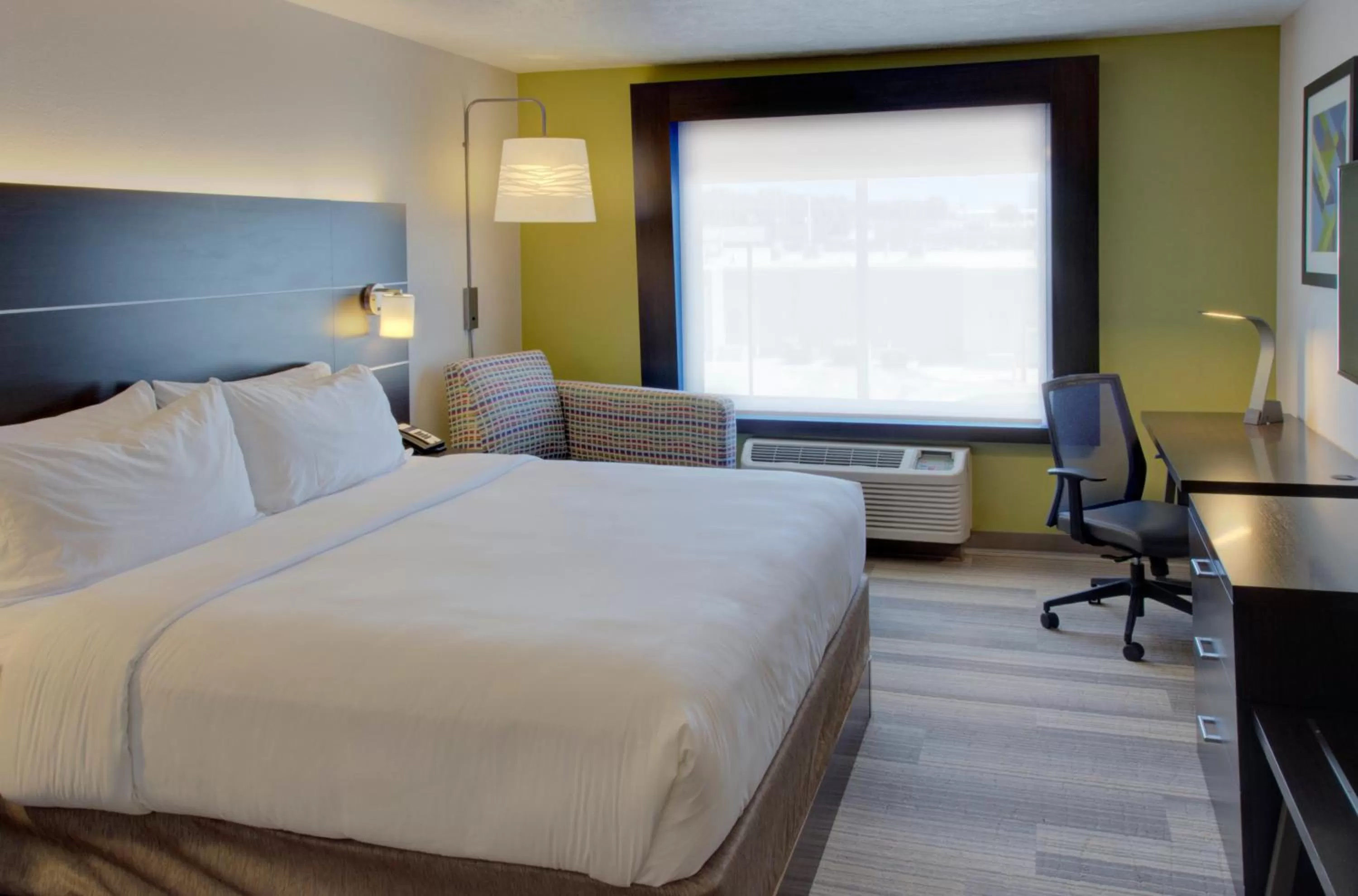 Photo of the whole room, Bed in Holiday Inn Express & Suites Le Mars by IHG