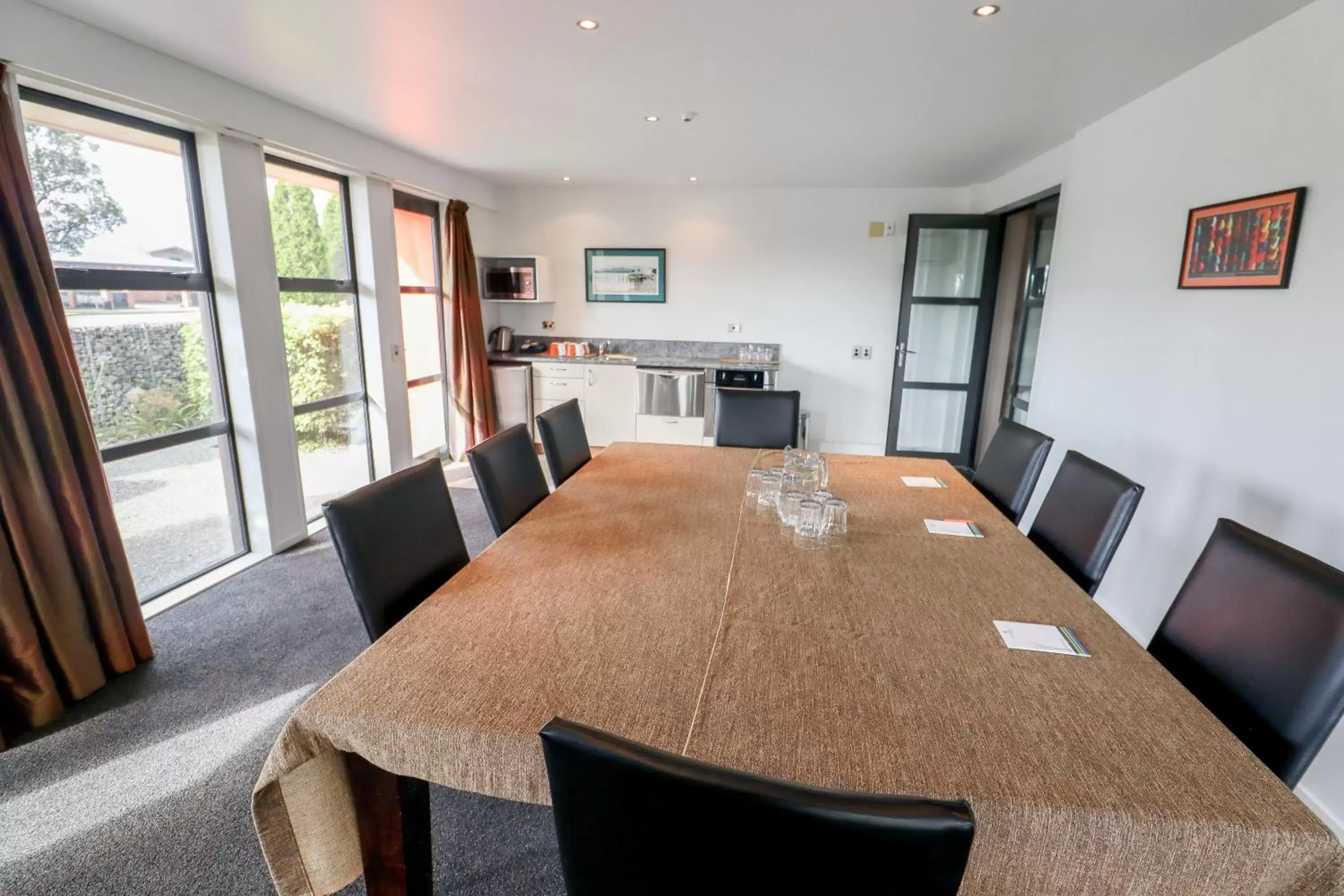 Meeting/conference room, Dining Area in Coleraine Suites & Apartments