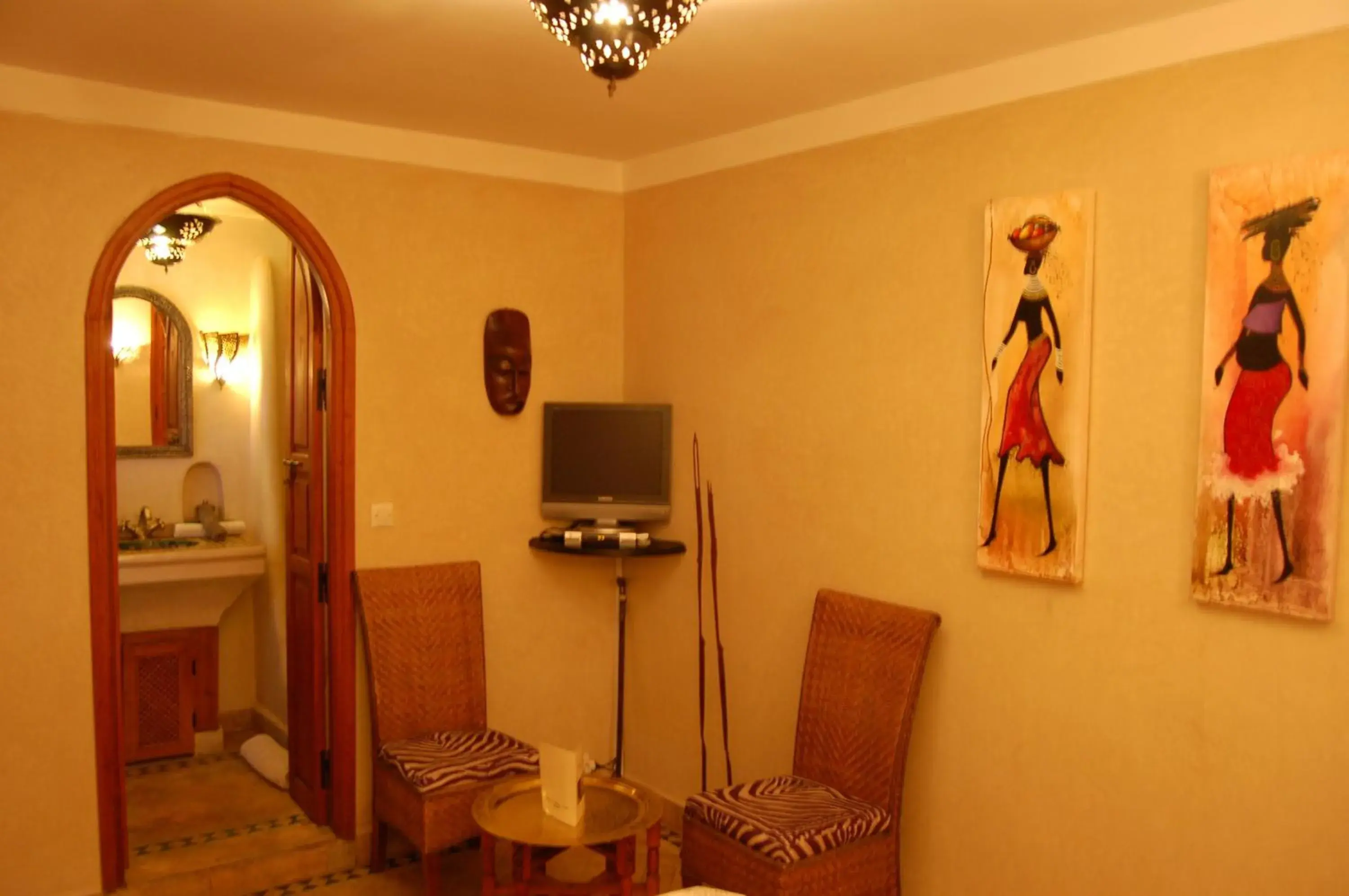 Bathroom, TV/Entertainment Center in Riad Les Trois Palmiers El Bacha