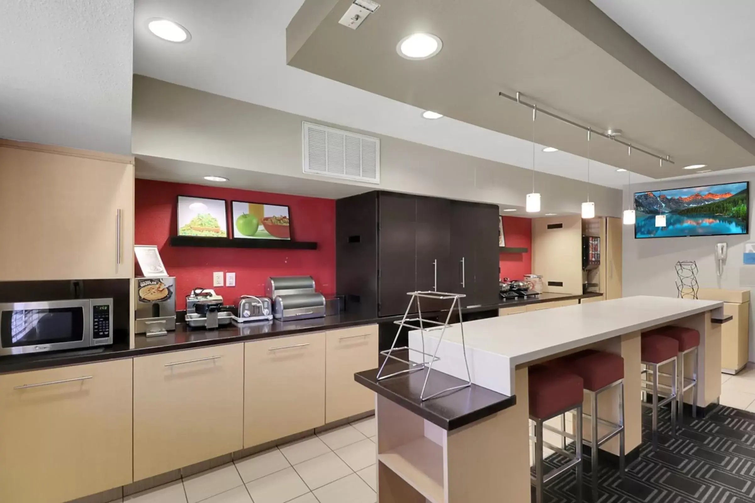 Breakfast, Kitchen/Kitchenette in TownePlace Suites by Marriott College Station