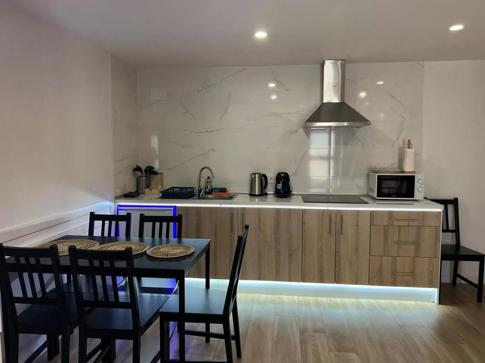 Coffee/tea facilities in Carbonell 1