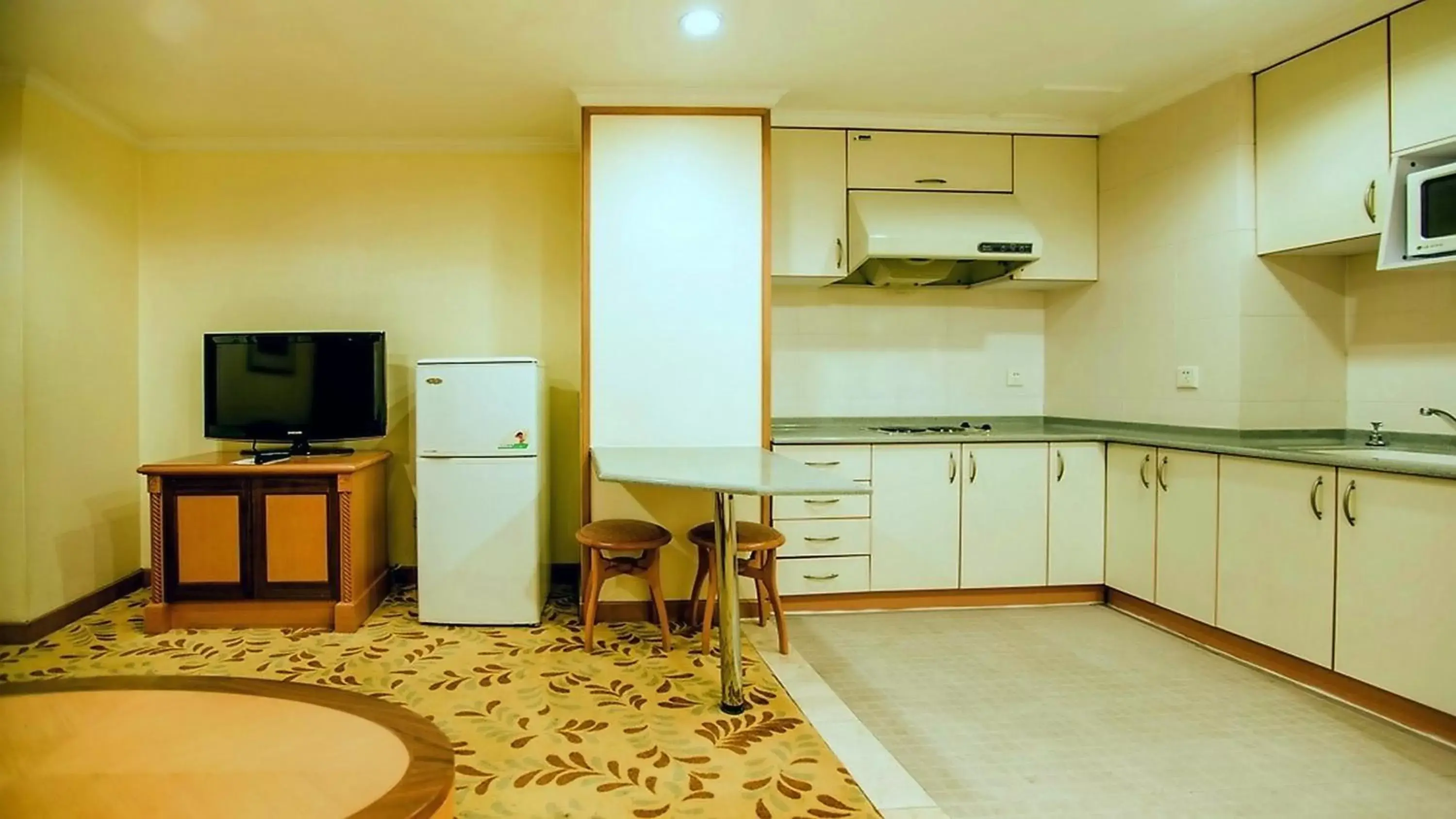 Photo of the whole room, Kitchen/Kitchenette in Holiday Inn Beijing Chang An West, an IHG Hotel