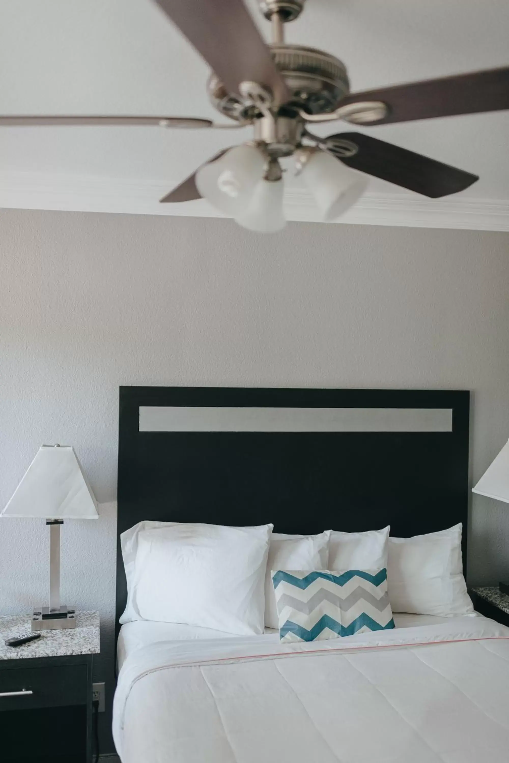 Bed in Sea Air Inn & Suites - Downtown - Restaurant Row