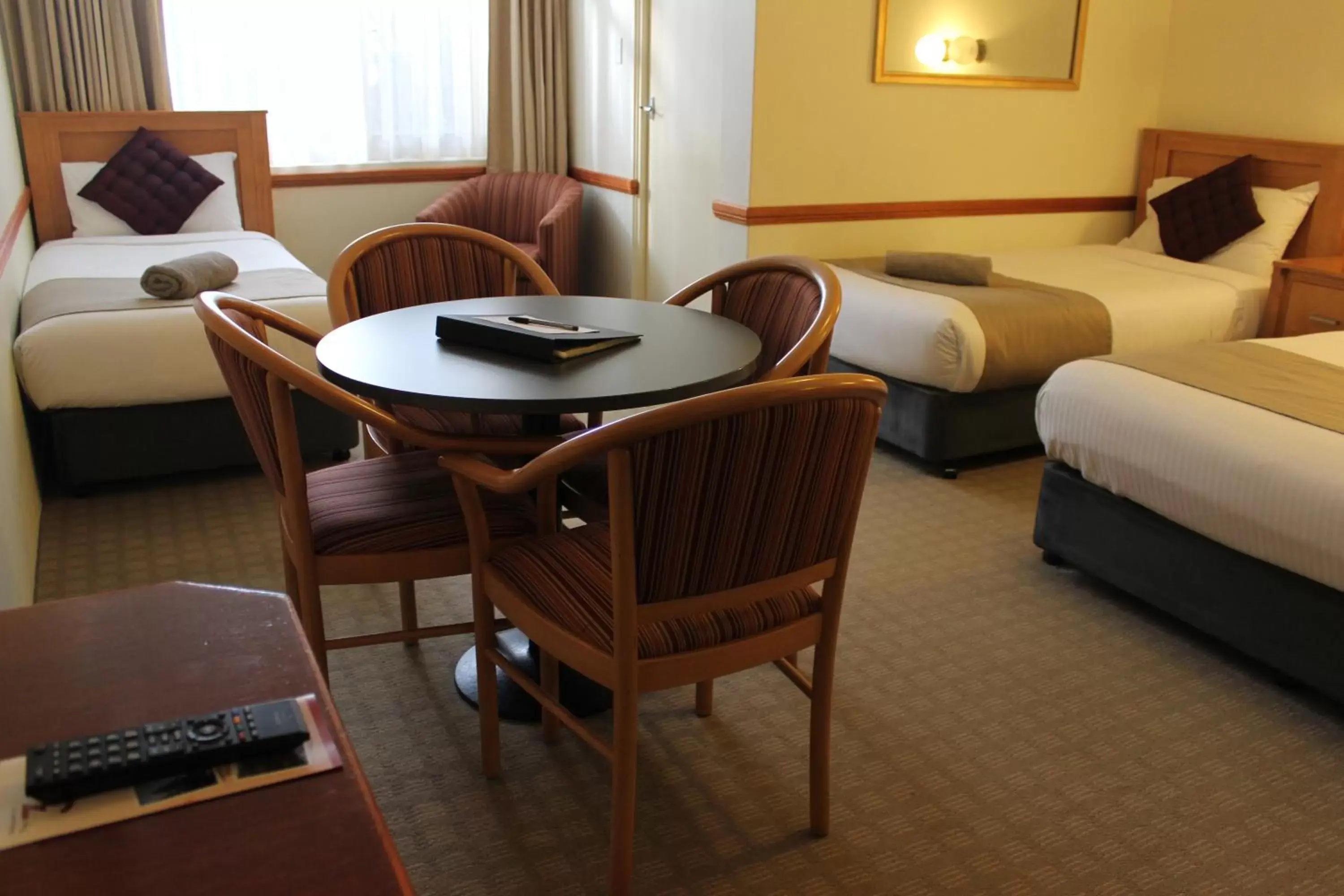 Photo of the whole room, Seating Area in Three Explorers Motel