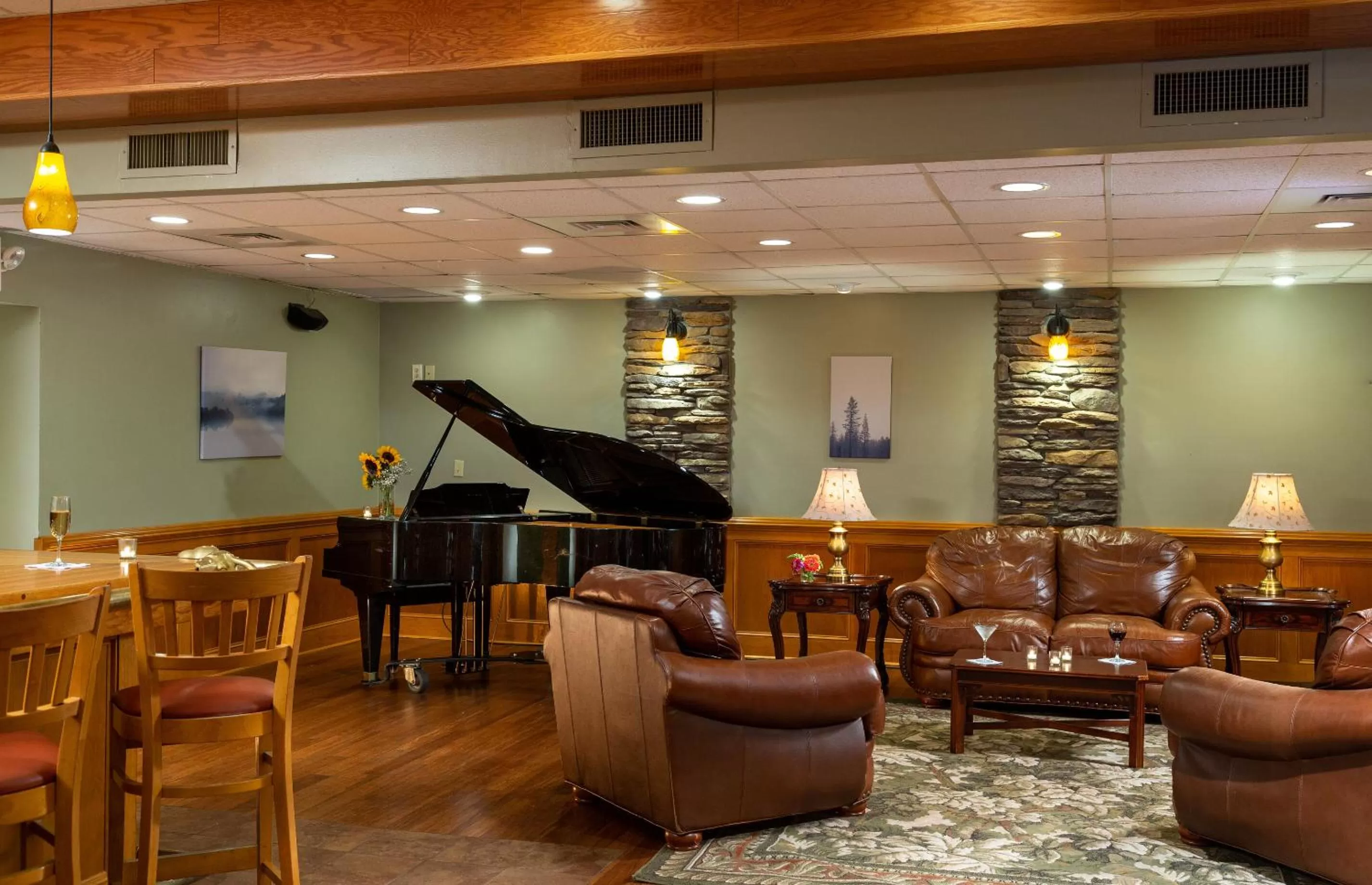 Lounge or bar in Meadowbrook Inn
