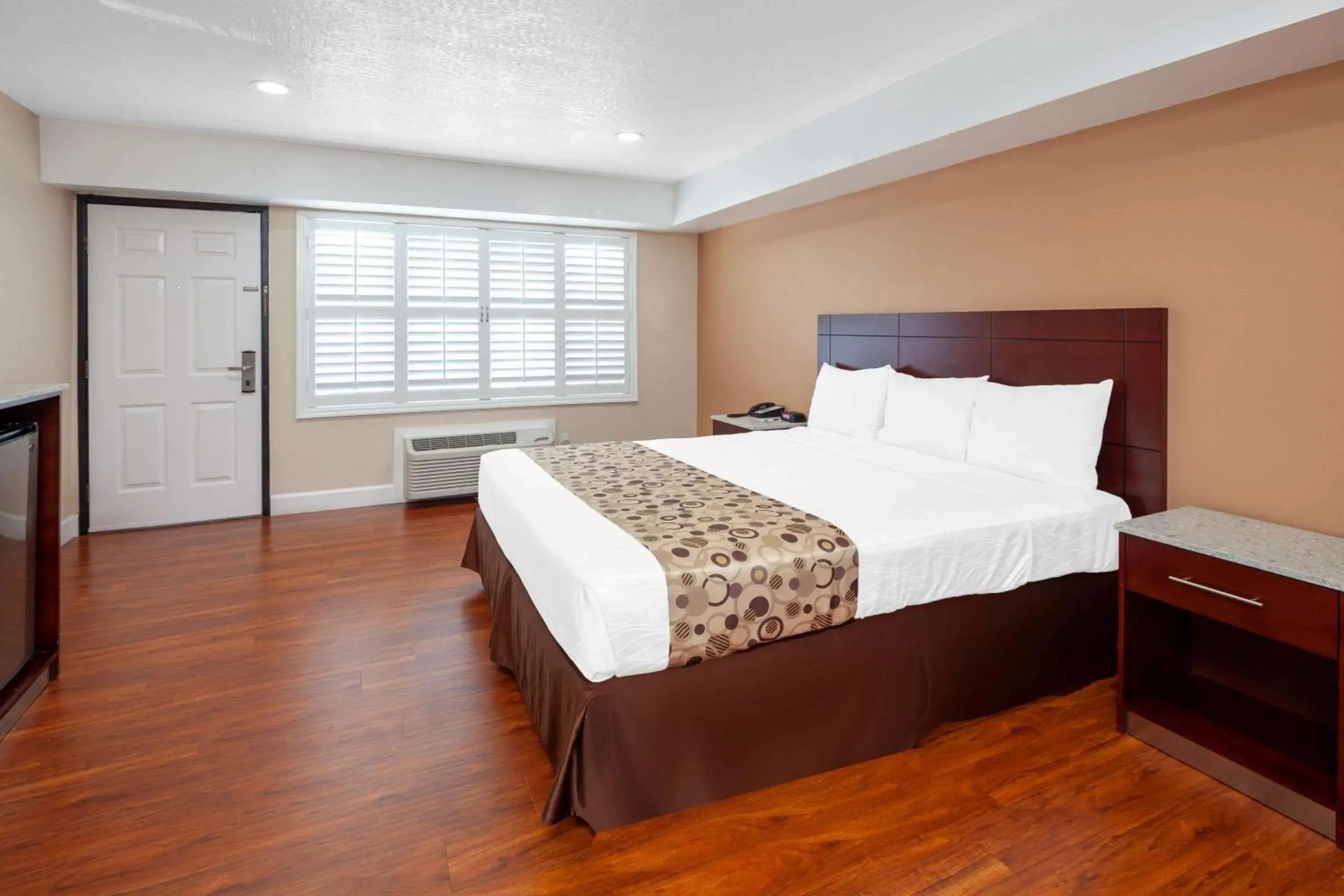 Photo of the whole room, Bed in Travelodge by Wyndham Harbor City