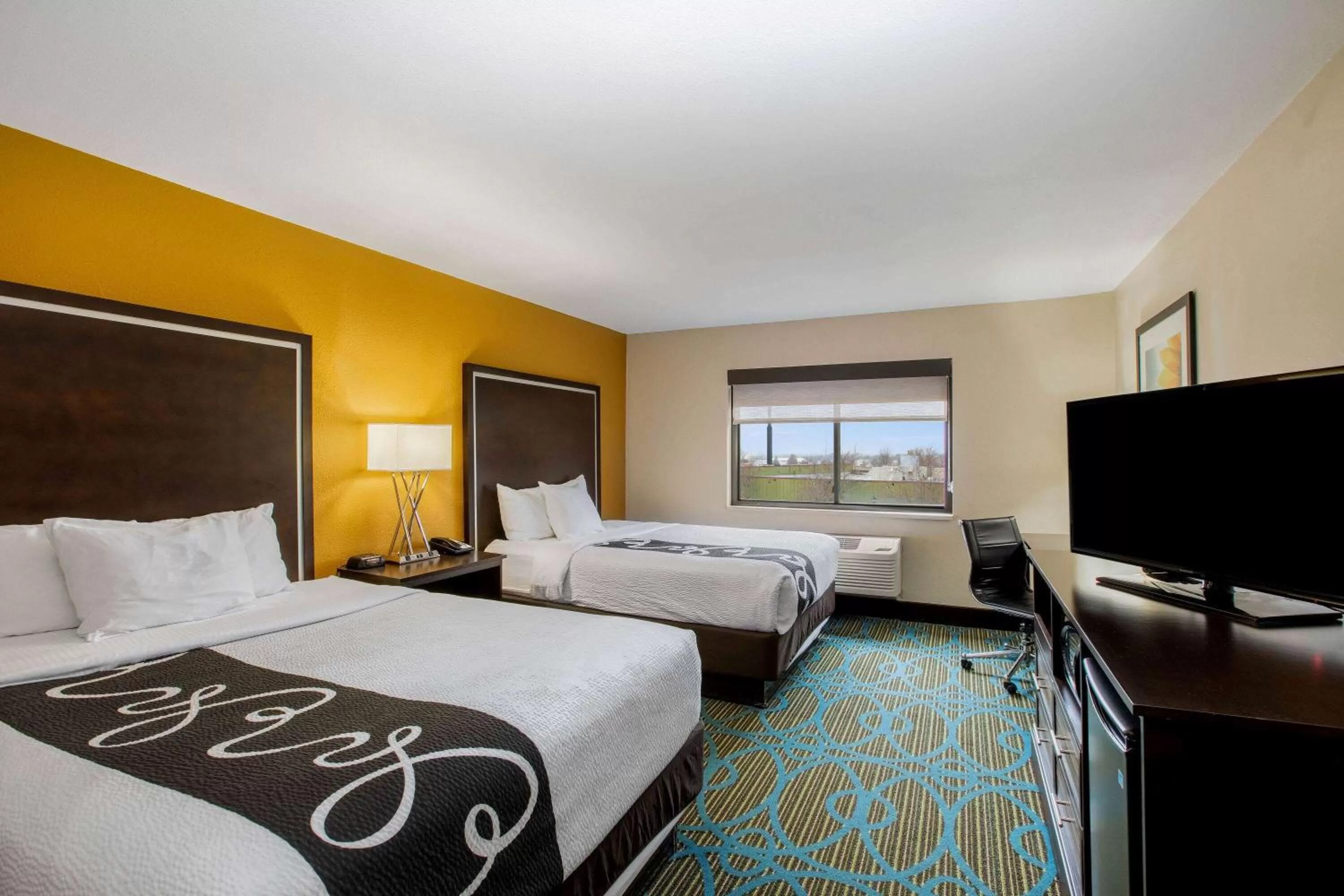 Photo of the whole room, Bed in La Quinta by Wyndham Emporia