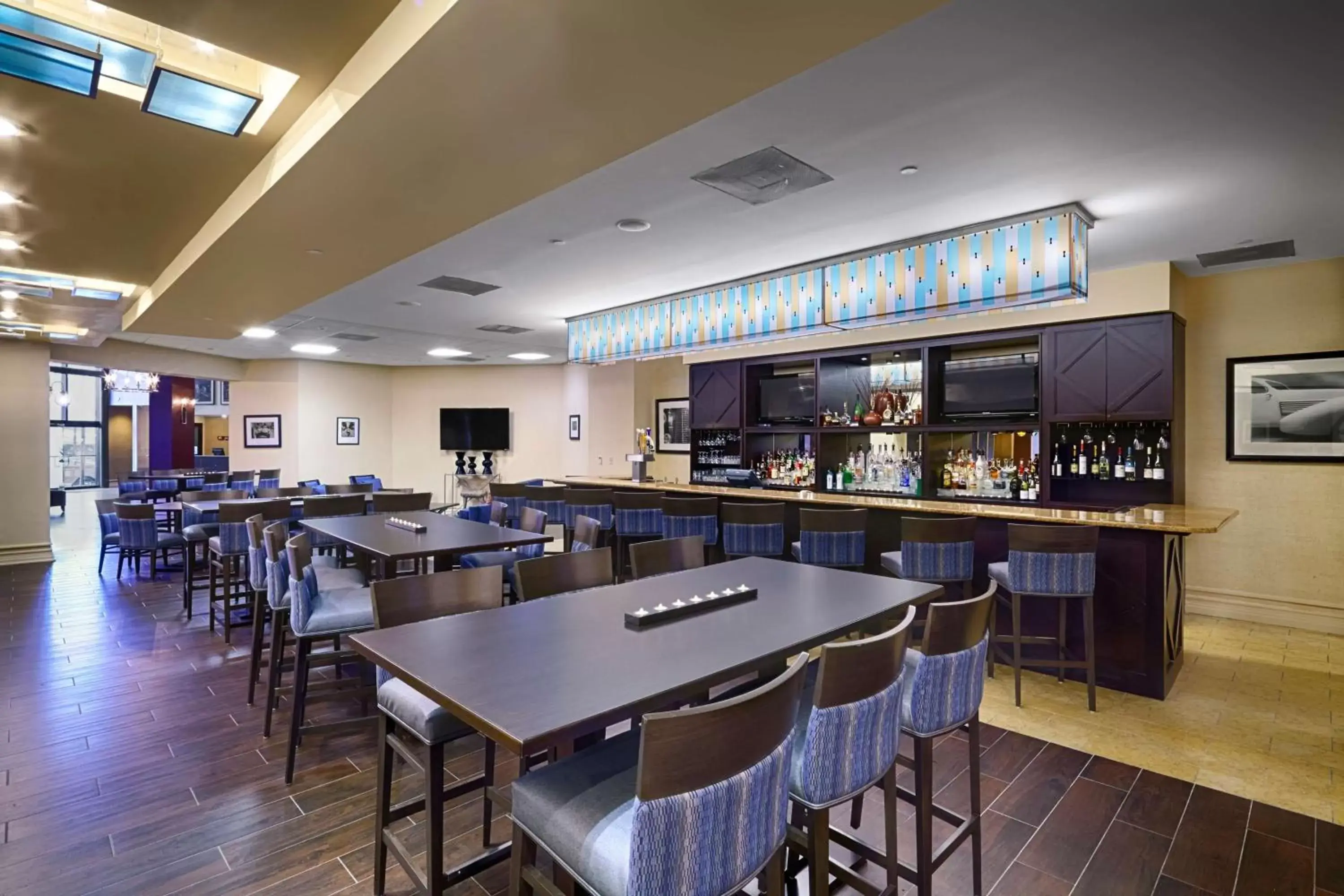 Lounge or bar, Restaurant/Places to Eat in DoubleTree by Hilton Orlando Downtown