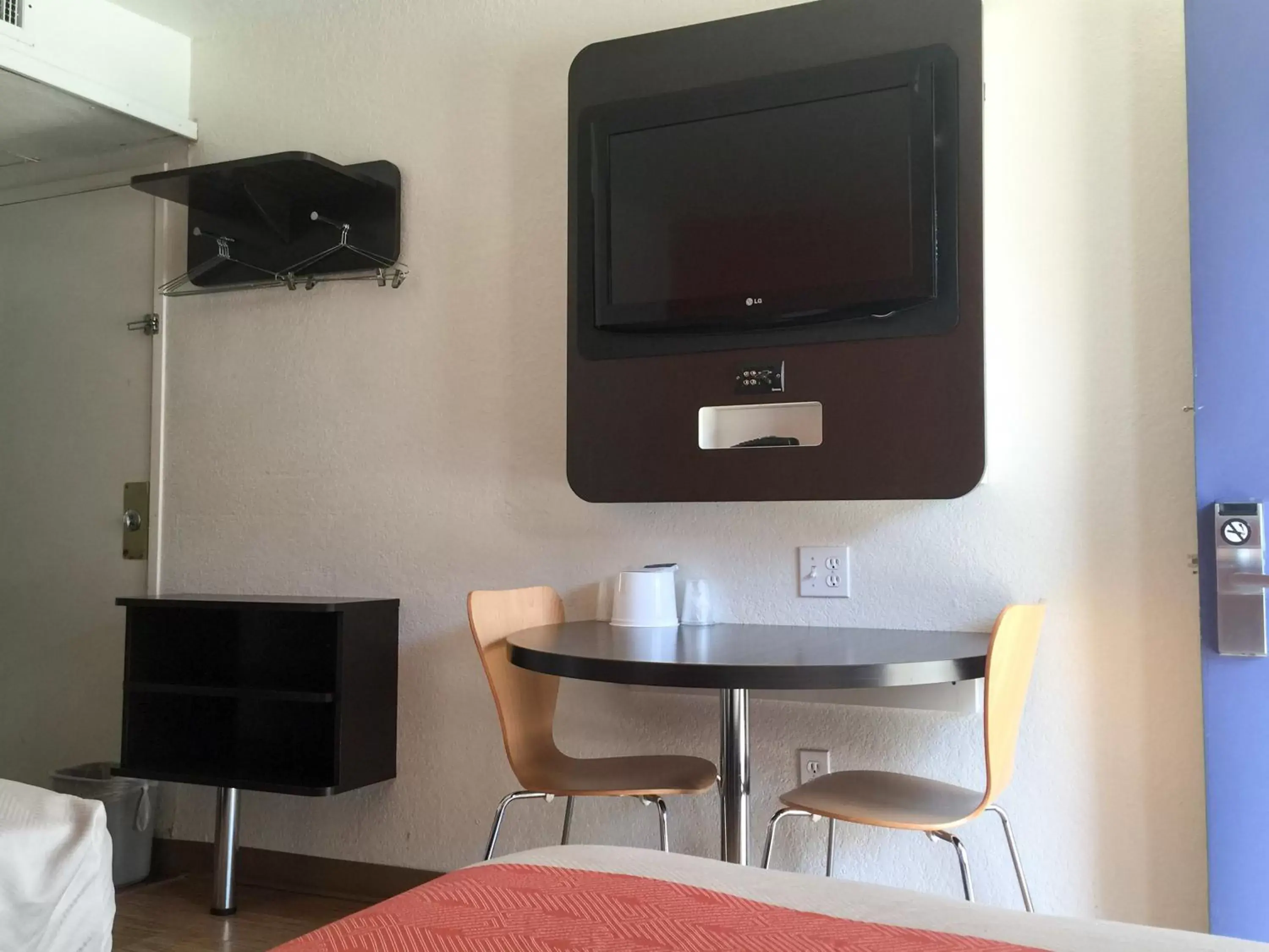 Communal lounge/ TV room, TV/Entertainment Center in Motel 6-Ardmore, OK