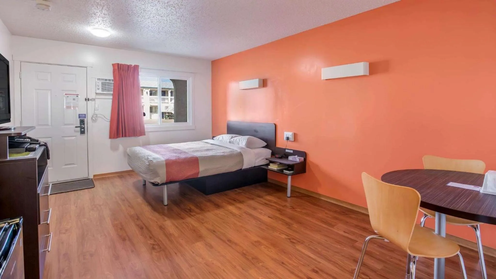 TV and multimedia in Motel Bo-Camrose, AB