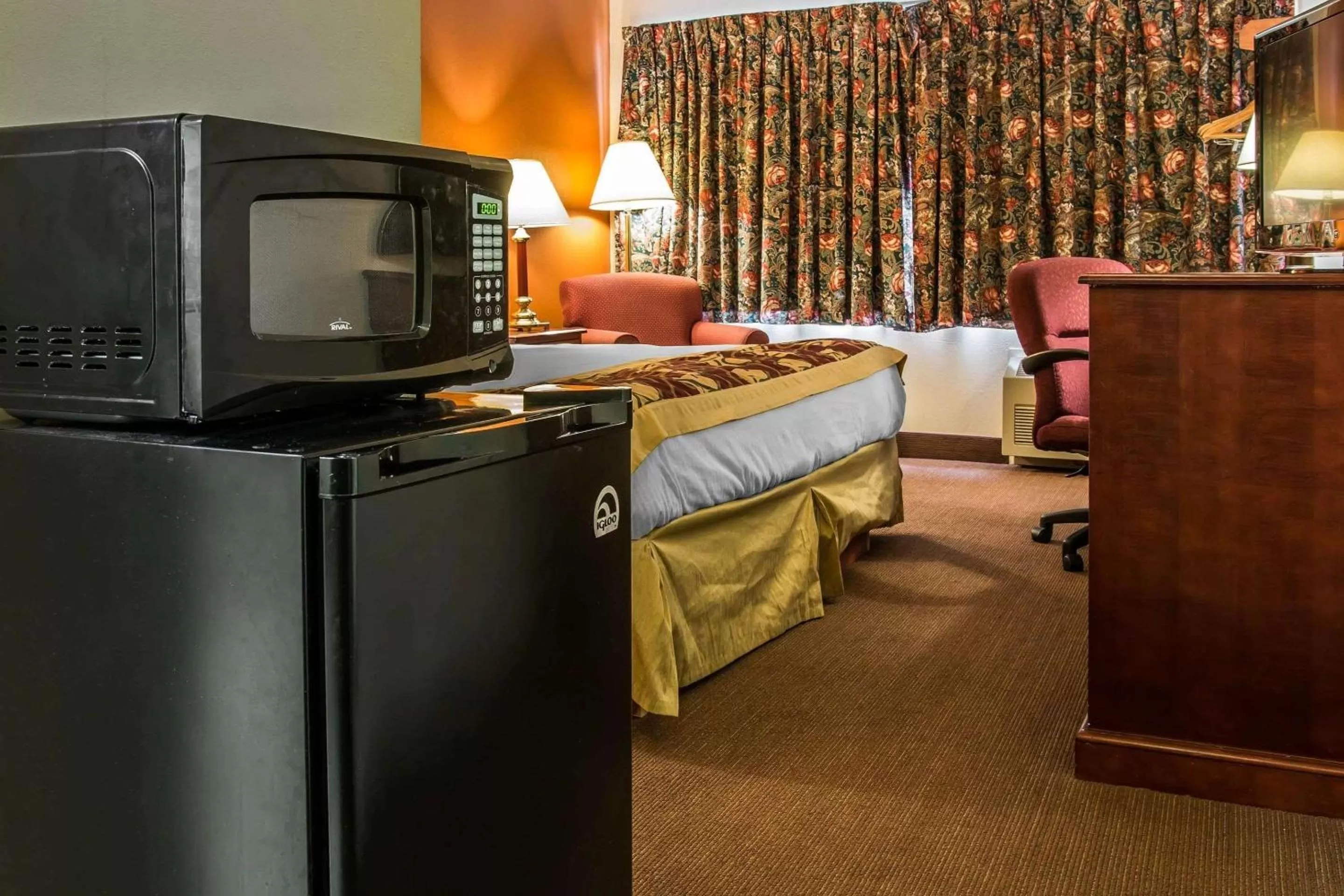 Photo of the whole room, Bed in Rodeway Inn Muskegon Airport