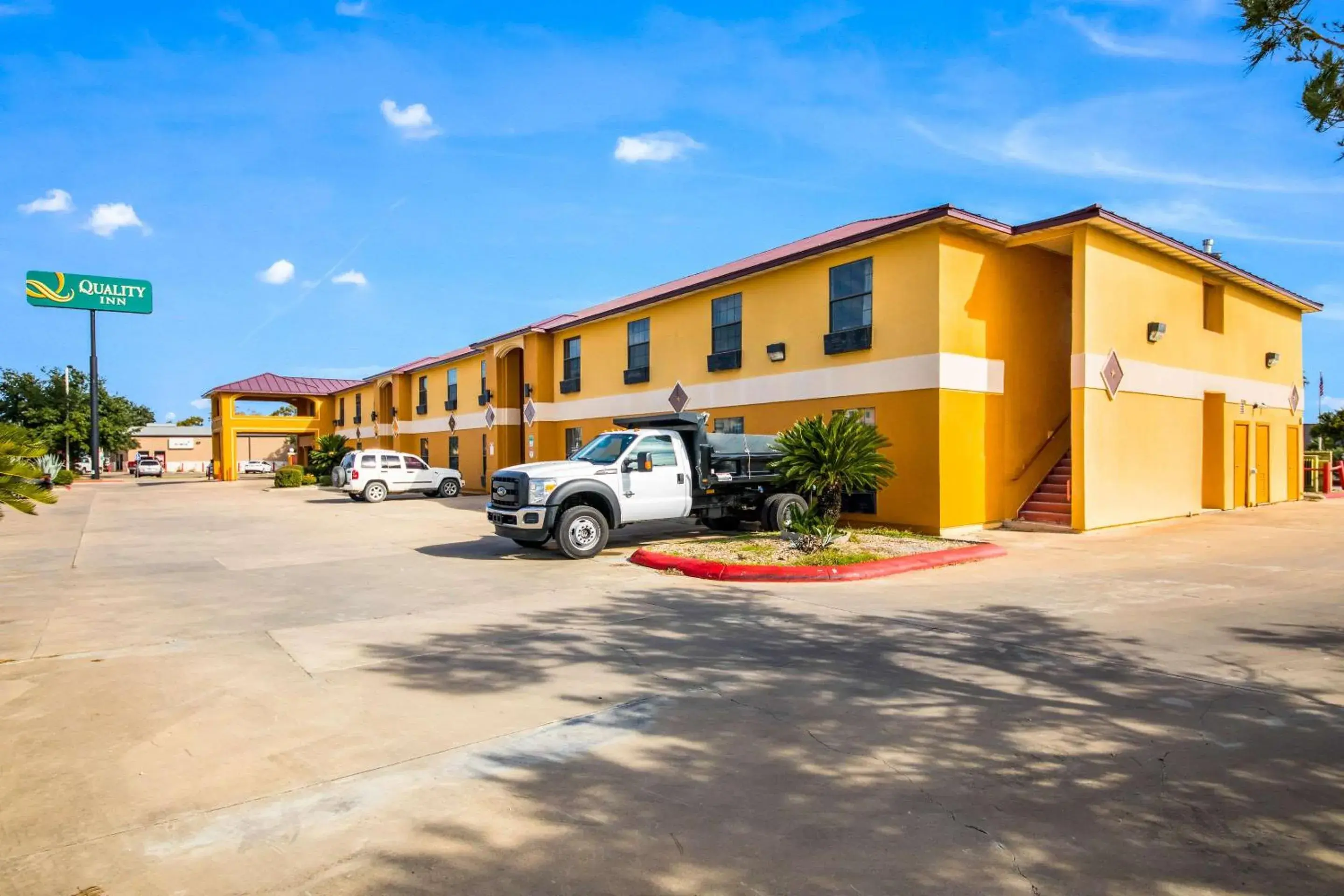 Property Building in Quality Inn Bastrop