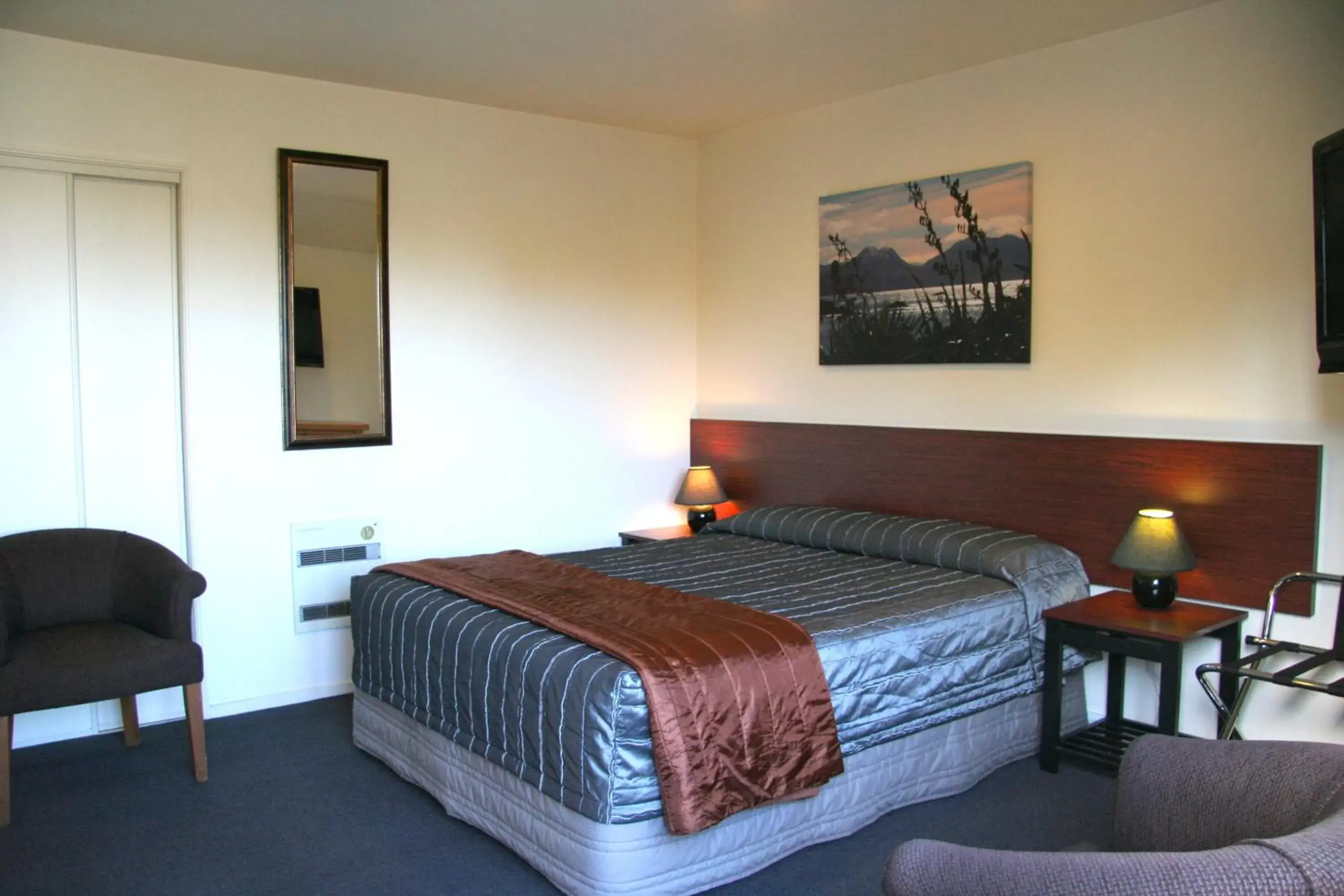 Photo of the whole room, Bed in Sherborne Motor Lodge