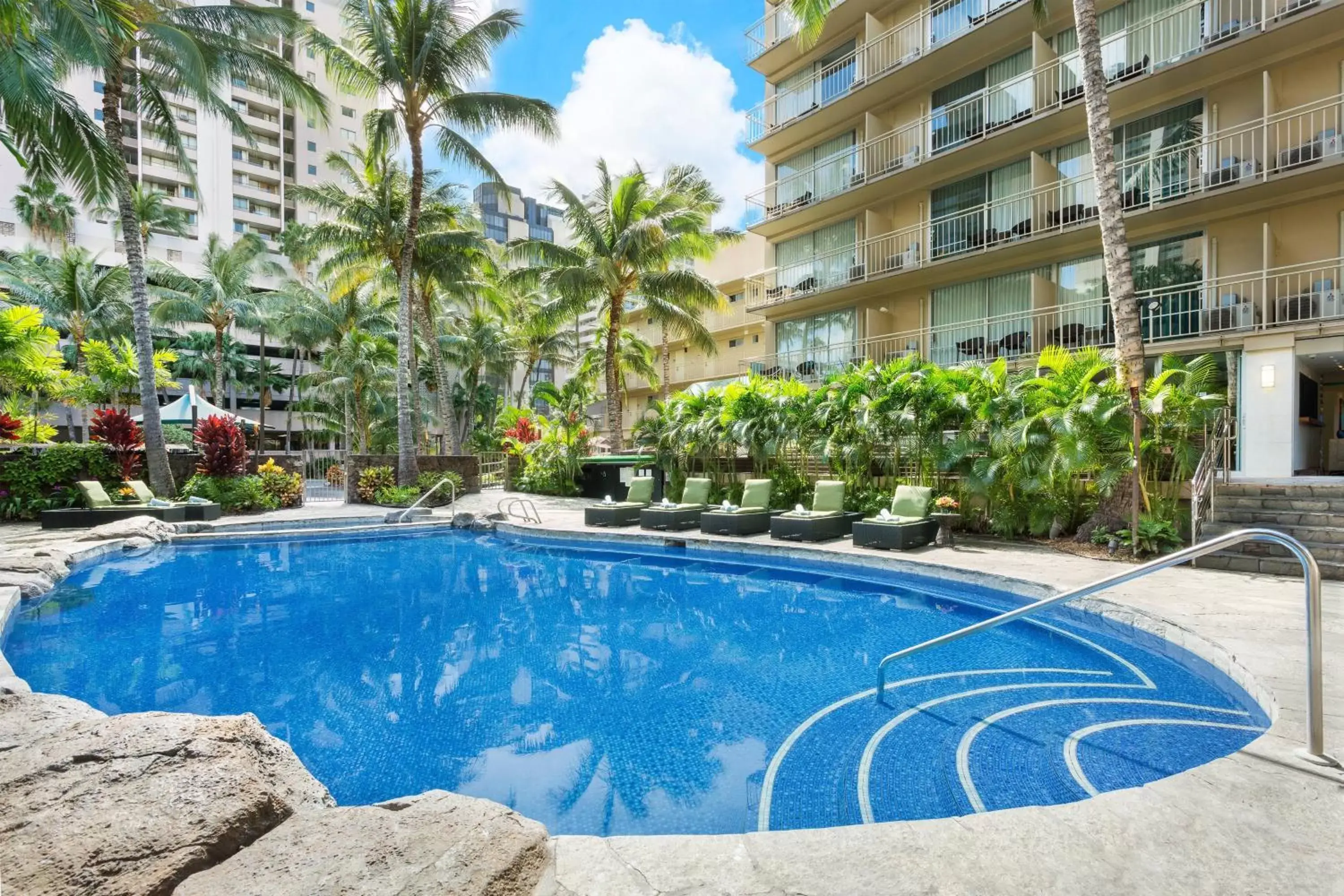 Swimming Pool in Courtyard by Marriott Waikiki Beach